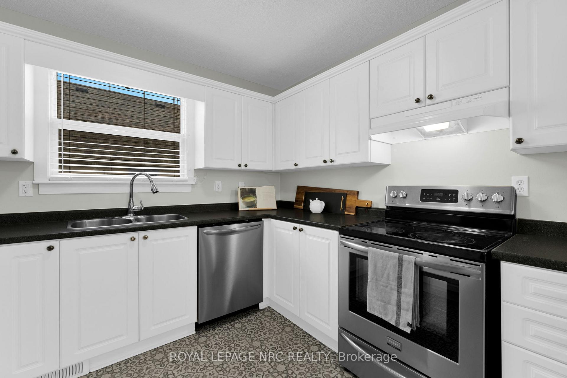 Photo 15 of 44 Pinecrest Avenue, St. Catharines, Burleigh Hill — HOMEH