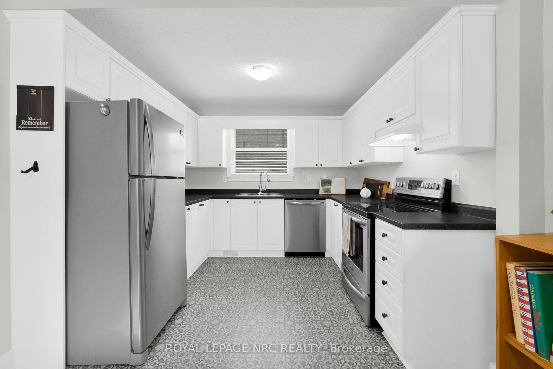 Photo 16 of 44 Pinecrest Avenue, St. Catharines, Burleigh Hill — HOMEH