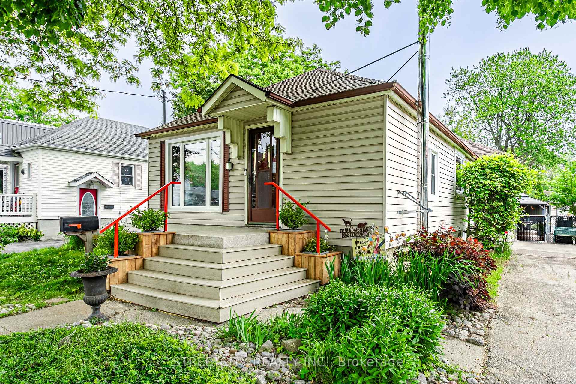 Photo 2 of 137 Erie Street, St. Thomas — HOMEH