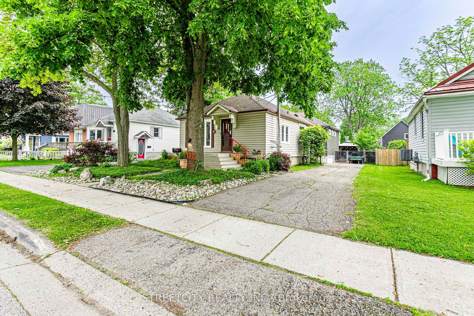 Photo 3 of 137 Erie Street, St. Thomas — HOMEH