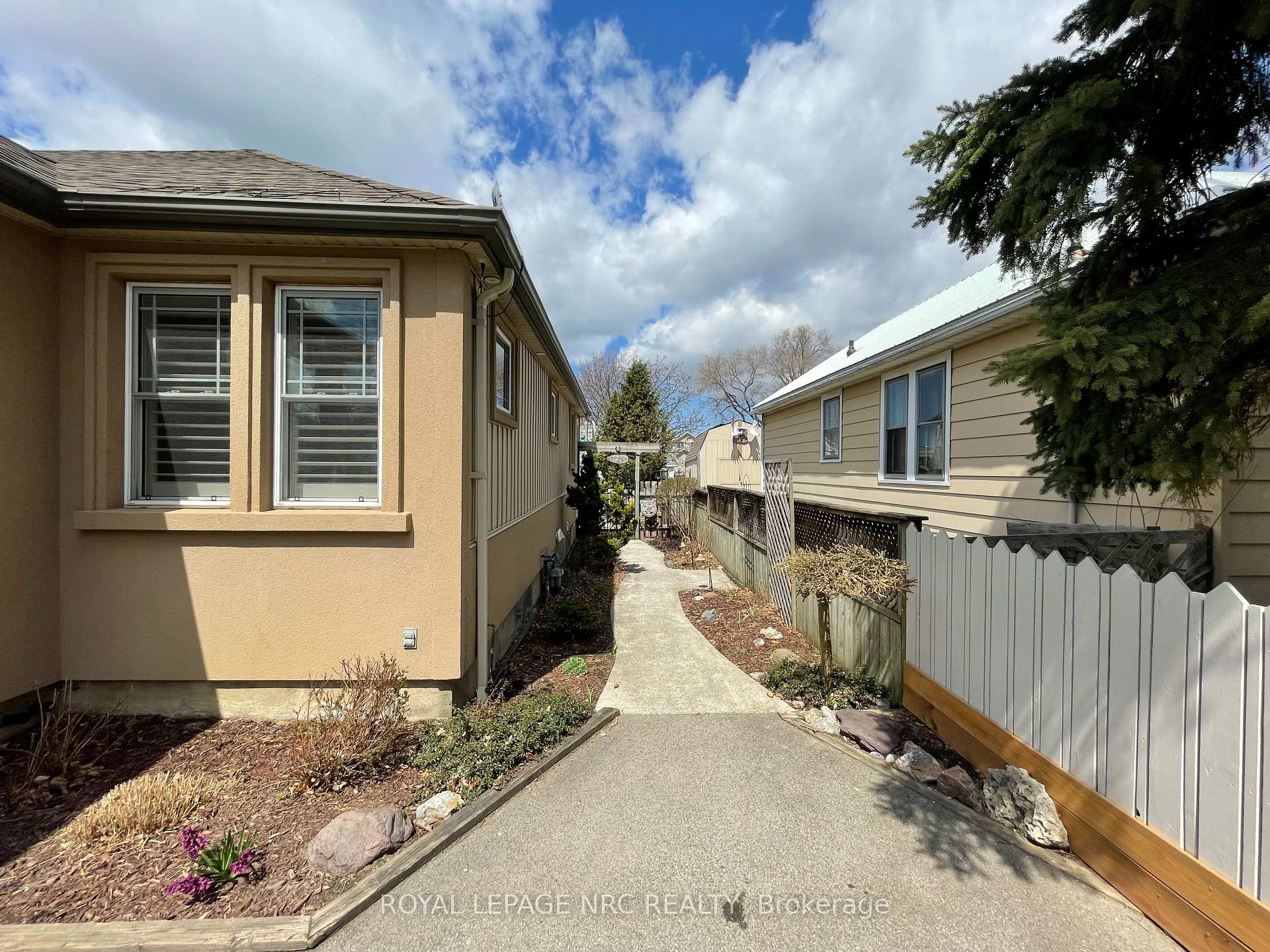 Photo 2 of 38 Pinecrest Avenue, St. Catharines, Burleigh Hill — HOMEH