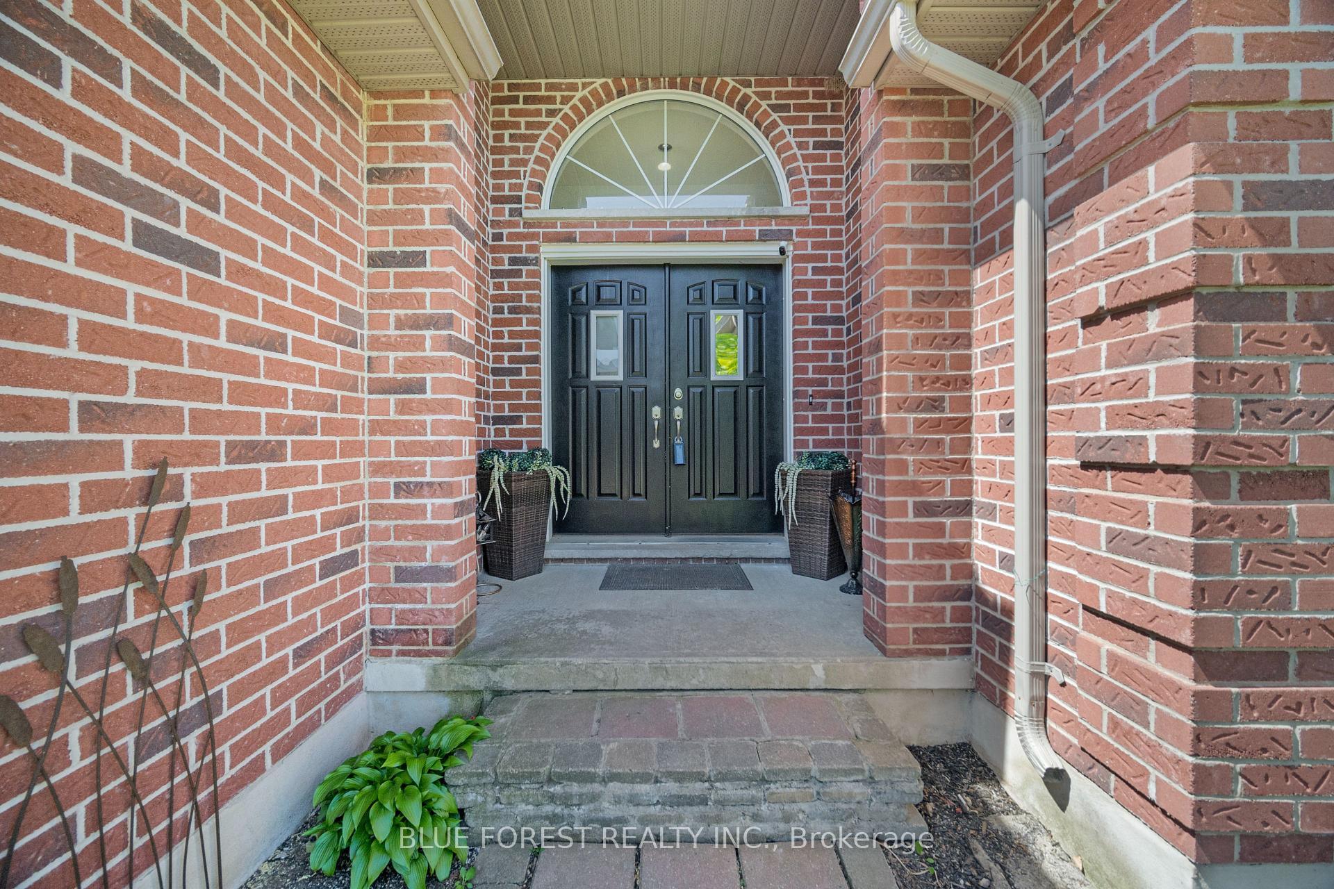 Photo 3 of 57 Augusta Crescent, St. Thomas — HOMEH