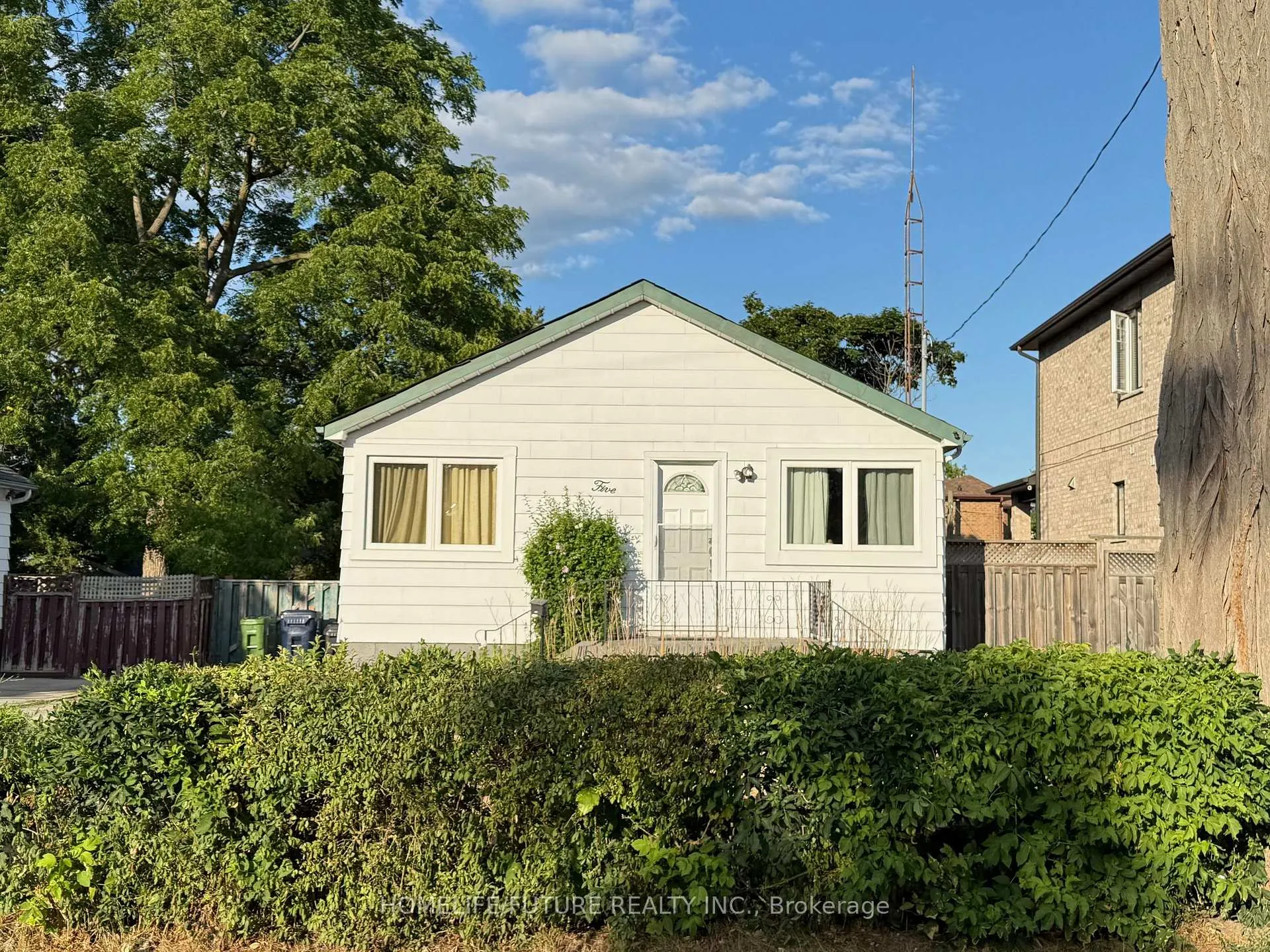 Front of 5 Weir Crescent