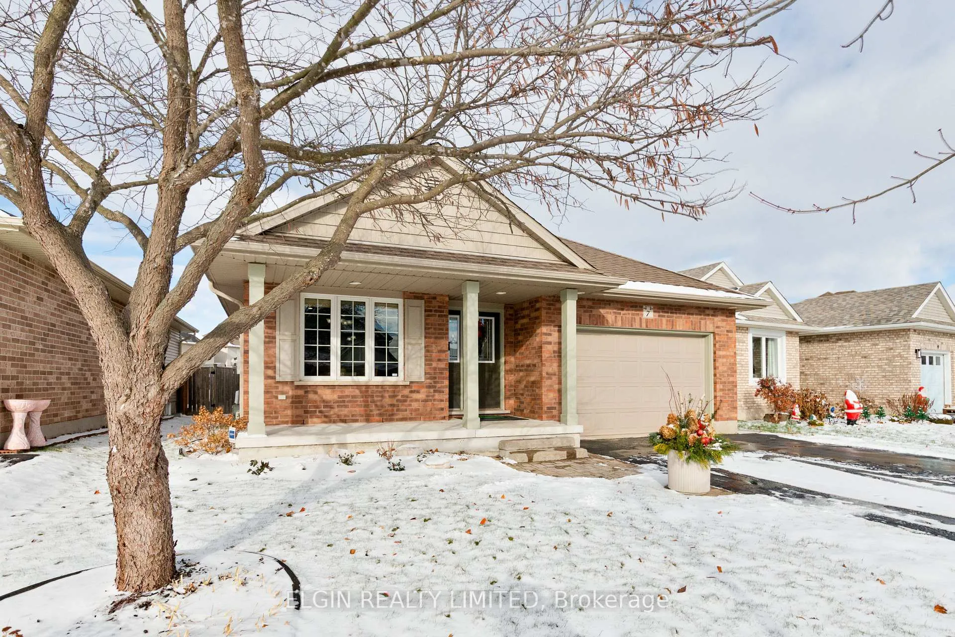 Photo 2 of 7 Circlewood Drive, St. Thomas — HOMEH