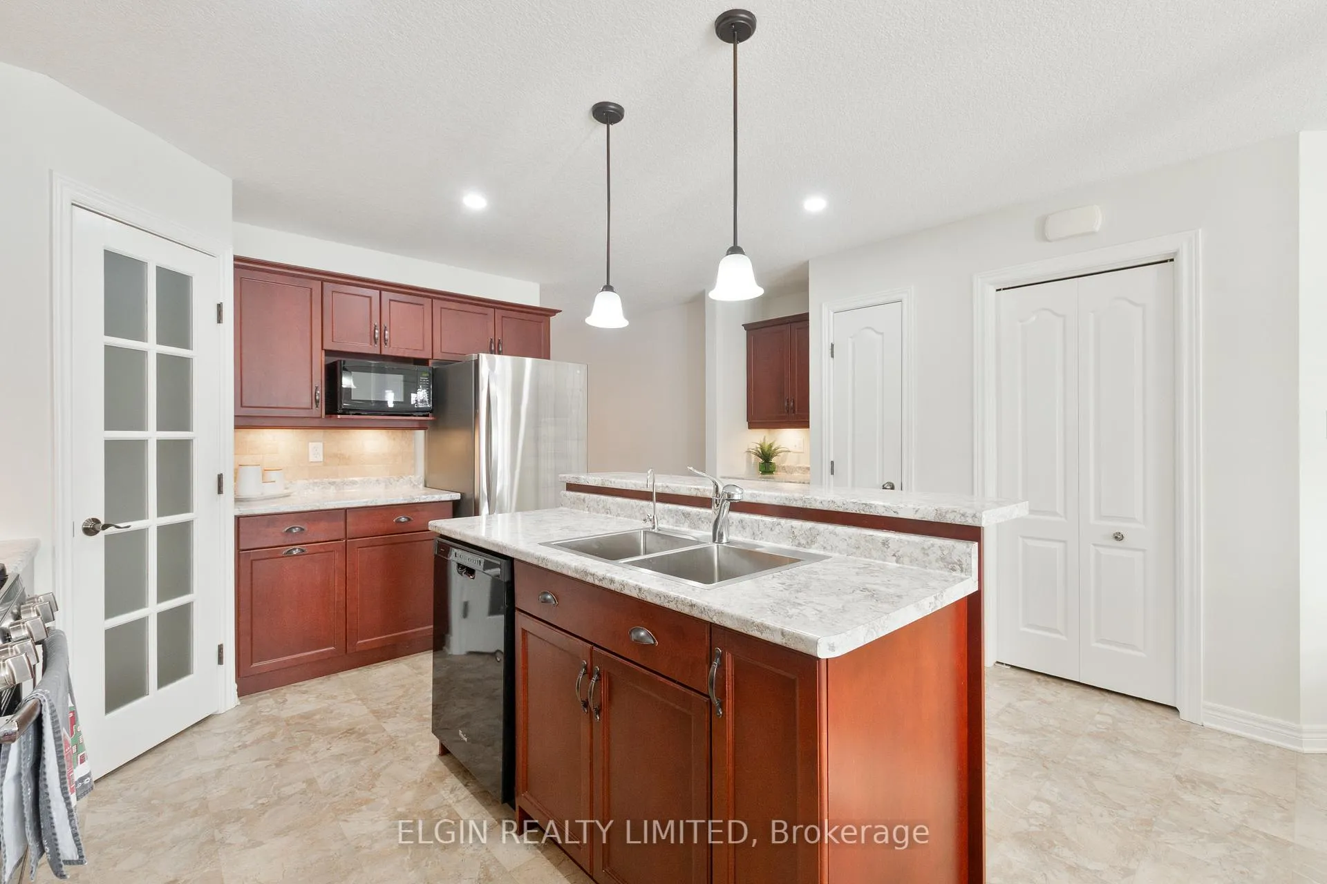 Photo 10 of 7 Circlewood Drive, St. Thomas — HOMEH