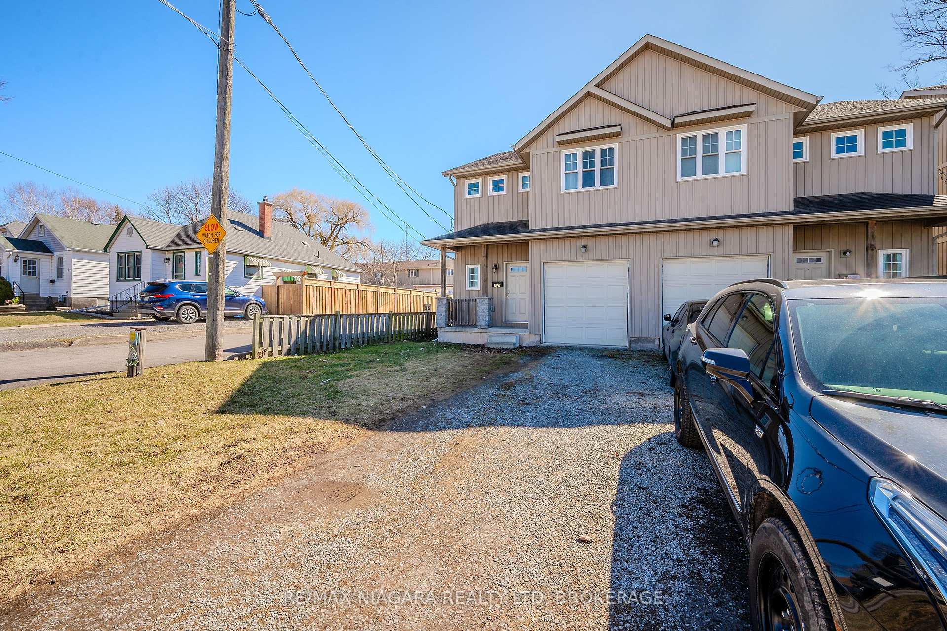 Photo 2 of 33B Pinecrest Avenue, St. Catharines, Burleigh Hill — HOMEH