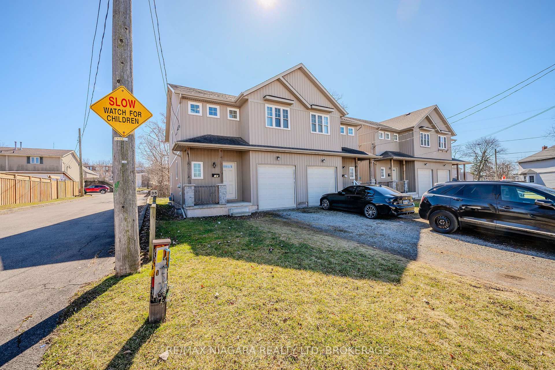 Photo 3 of 33B Pinecrest Avenue, St. Catharines, Burleigh Hill — HOMEH