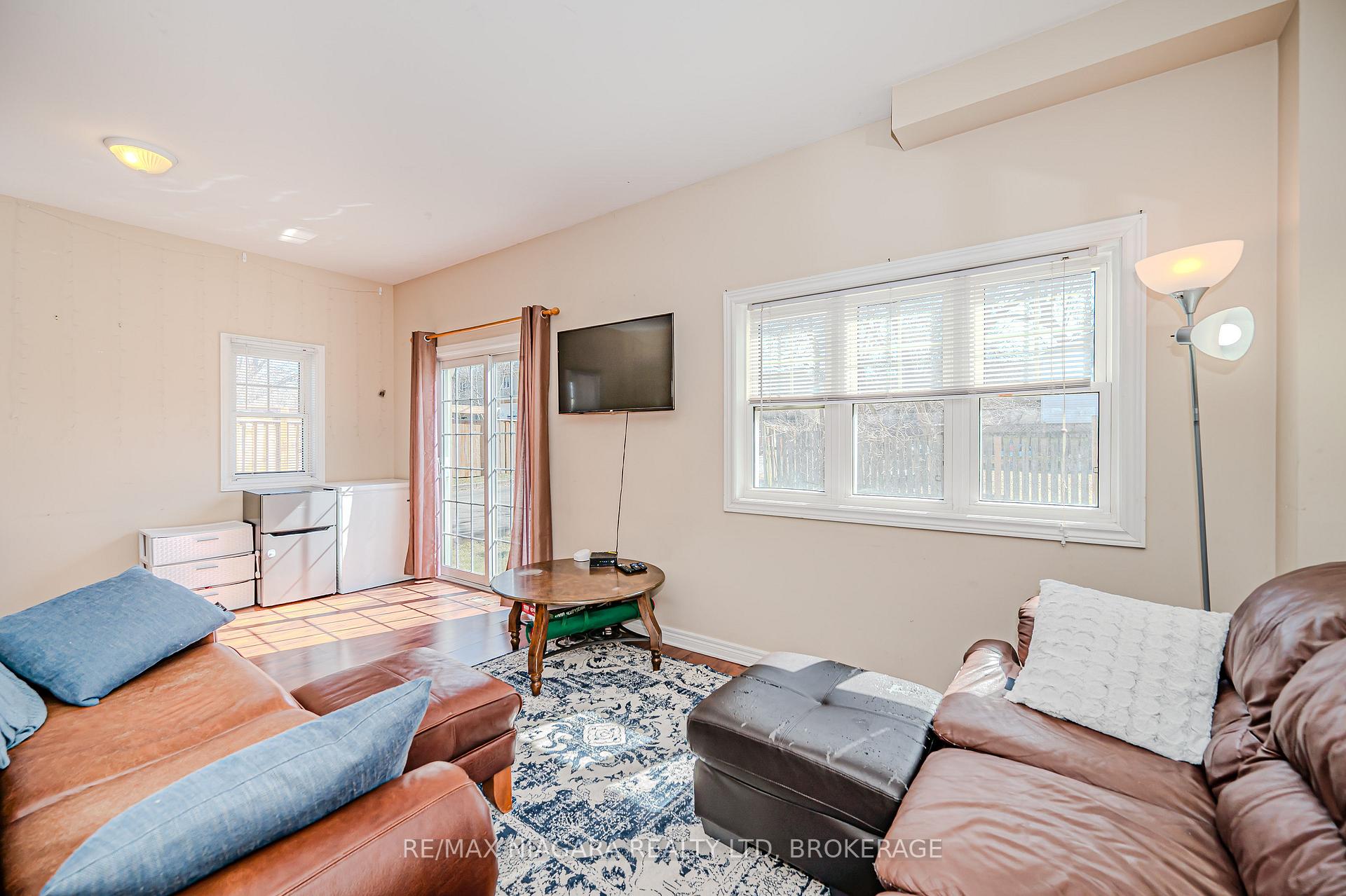 Photo 15 of 33B Pinecrest Avenue, St. Catharines, Burleigh Hill — HOMEH
