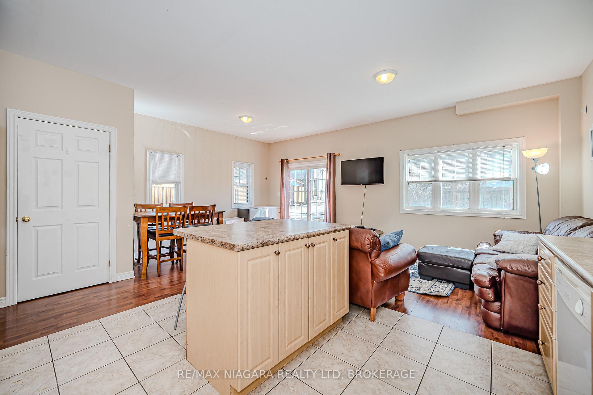 Photo 22 of 33B Pinecrest Avenue, St. Catharines, Burleigh Hill — HOMEH