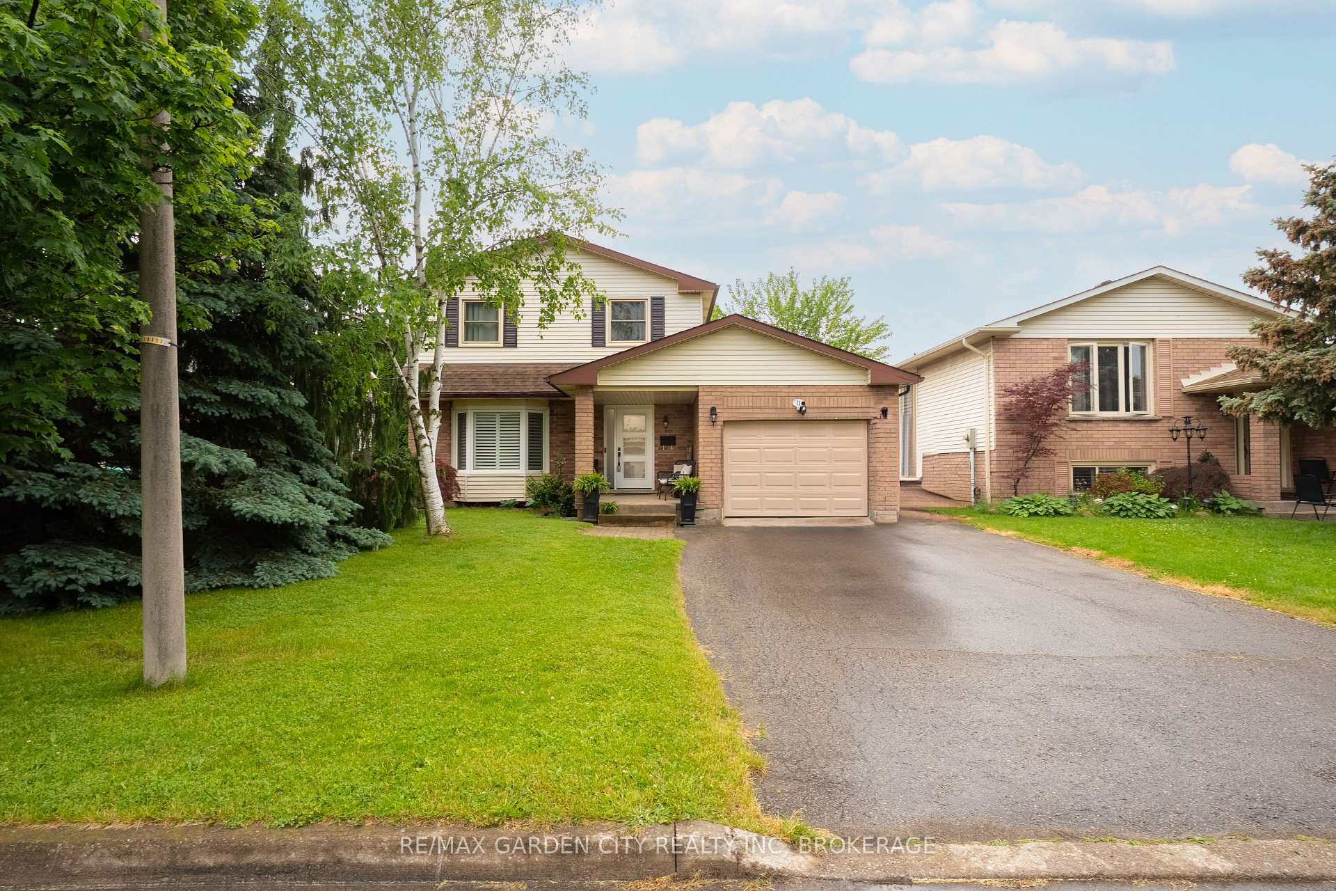 Photo 1 of 11 Vintage Crescent, St. Catharines, Ridley — HOMEH
