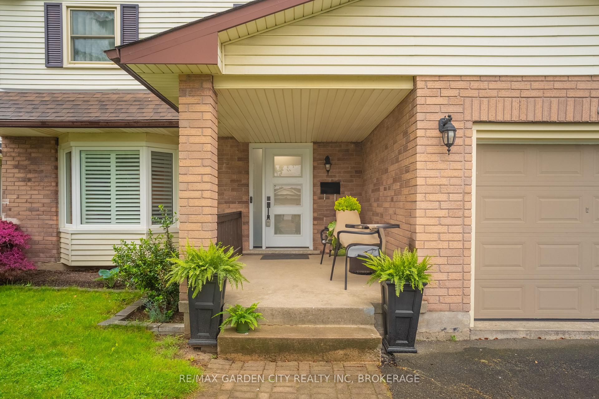 Photo 2 of 11 Vintage Crescent, St. Catharines, Ridley — HOMEH