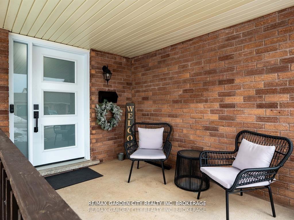 Photo 3 of 11 Vintage Crescent, St. Catharines, Ridley — HOMEH
