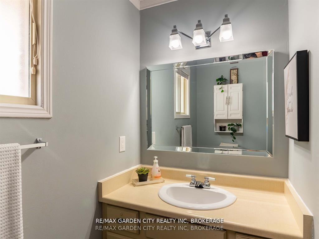 Photo 15 of 11 Vintage Crescent, St. Catharines, Ridley — HOMEH