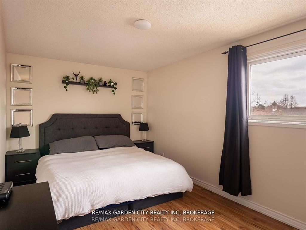 Photo 23 of 11 Vintage Crescent, St. Catharines, Ridley — HOMEH