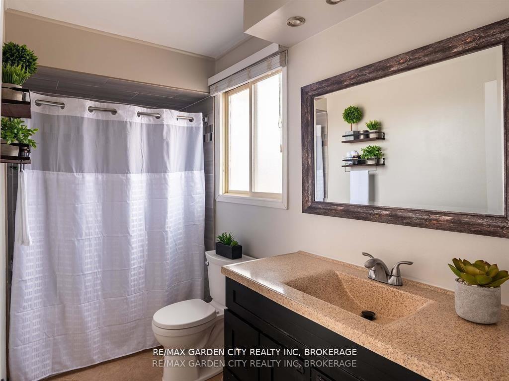 Photo 25 of 11 Vintage Crescent, St. Catharines, Ridley — HOMEH