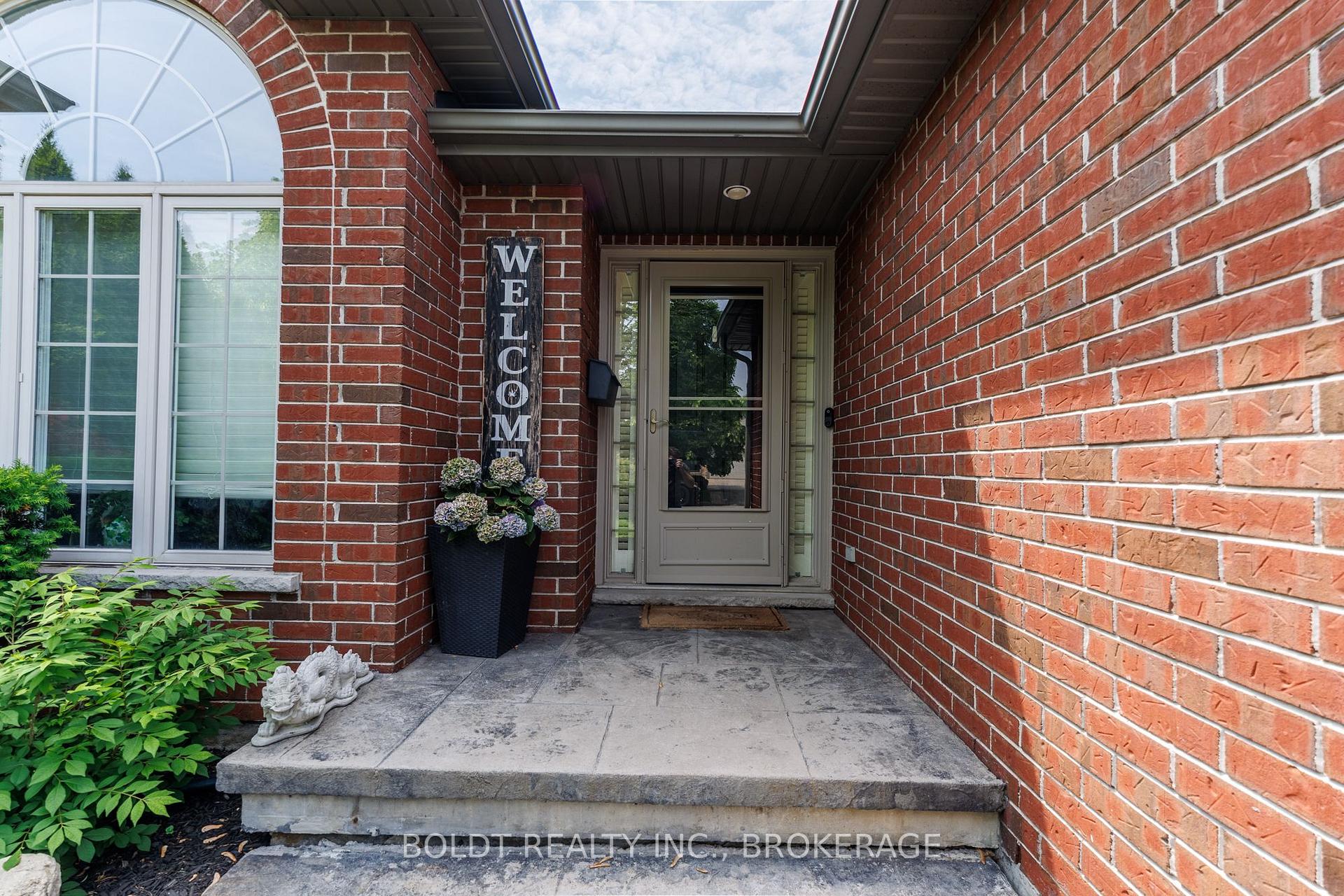 Photo 2 of 54 Briarwood Drive, St. Catharines, Rykert/Vansickle — HOMEH