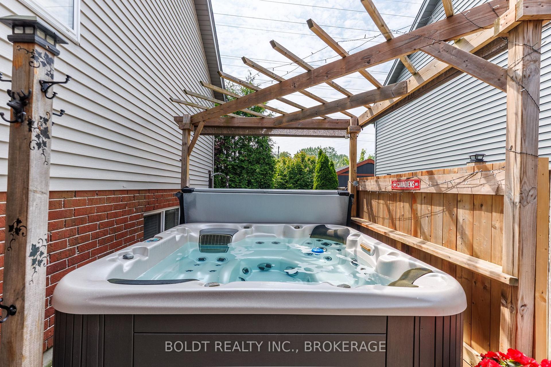 Photo 24 of 54 Briarwood Drive, St. Catharines, Rykert/Vansickle — HOMEH