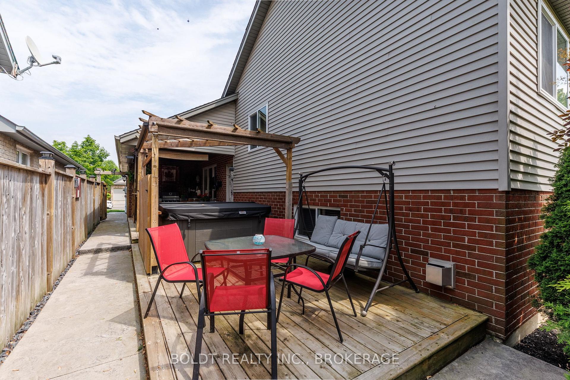 Photo 26 of 54 Briarwood Drive, St. Catharines, Rykert/Vansickle — HOMEH