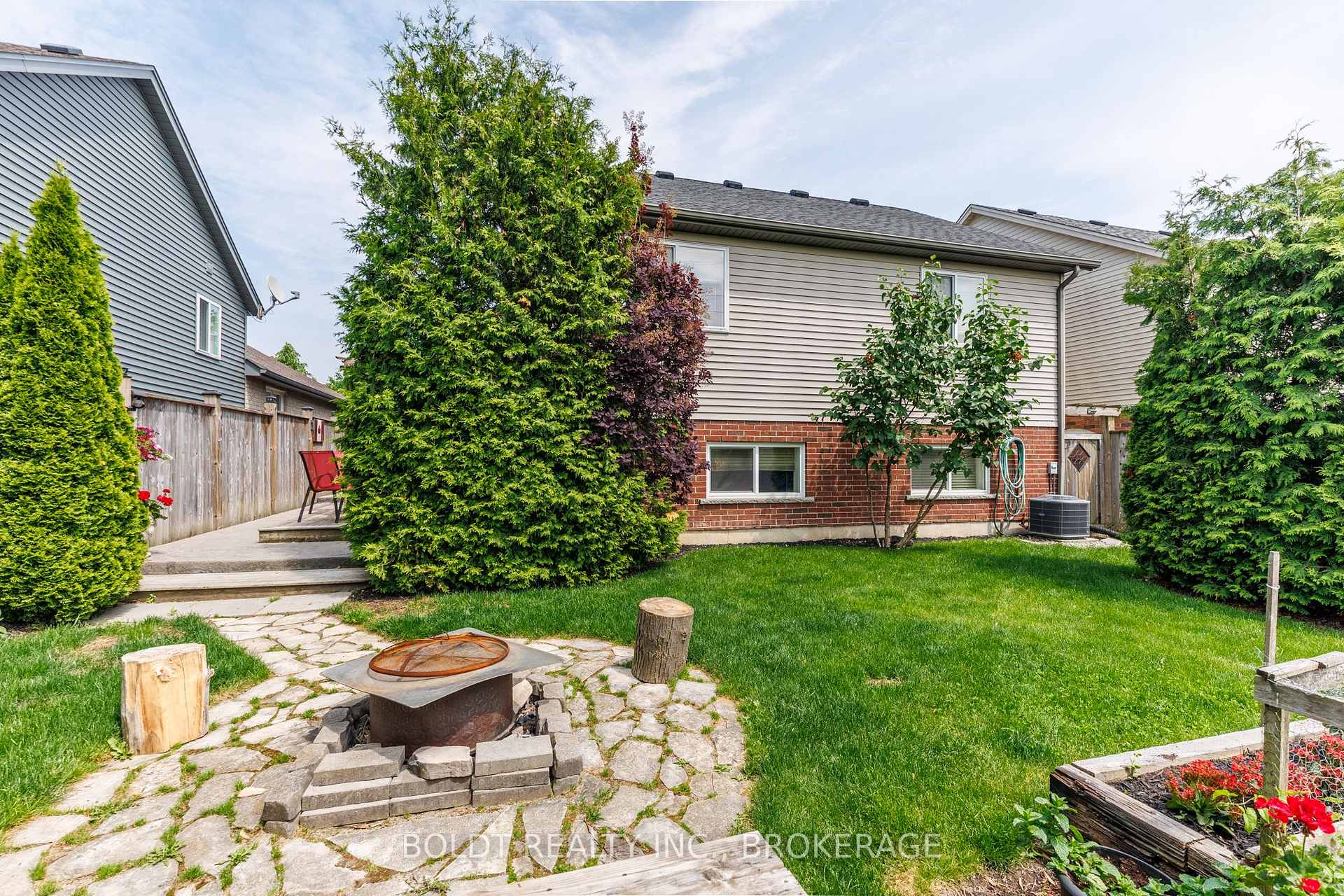 Photo 30 of 54 Briarwood Drive, St. Catharines, Rykert/Vansickle — HOMEH