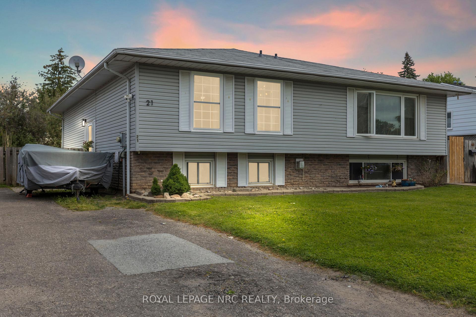 Photo 2 of 21 Garfield Lane, St. Catharines, Haig — HOMEH