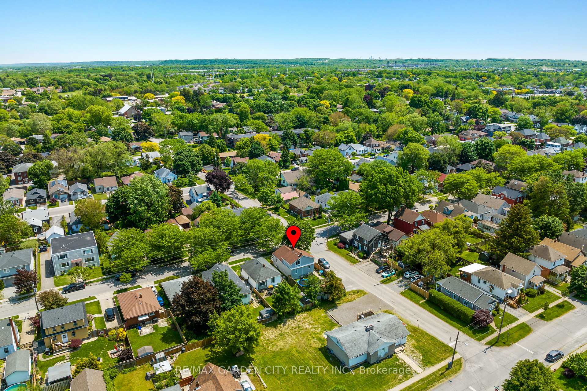 Photo 4 of 35 Marmora Street, St. Catharines, E. Chester — HOMEH