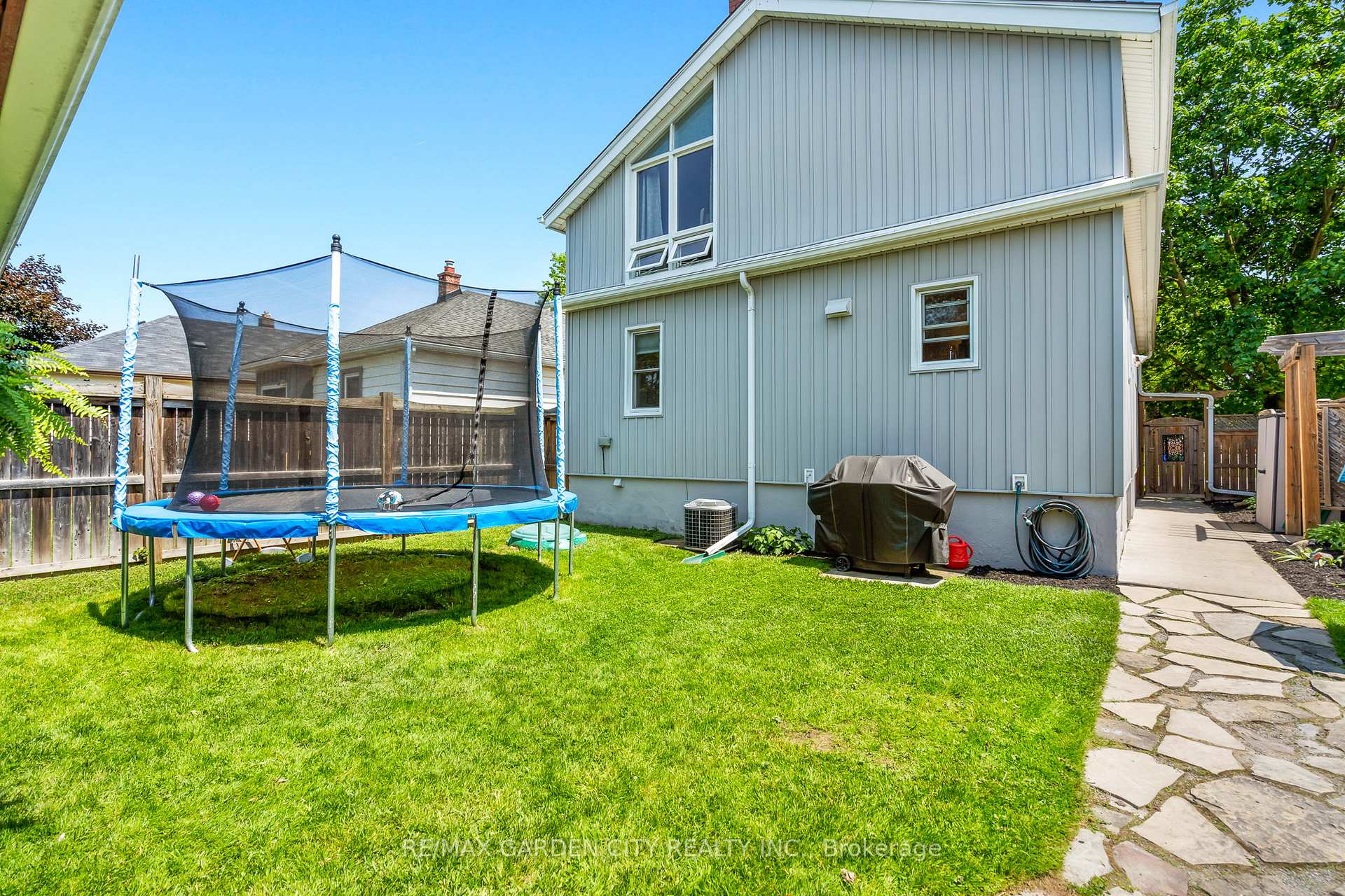 Photo 5 of 35 Marmora Street, St. Catharines, E. Chester — HOMEH