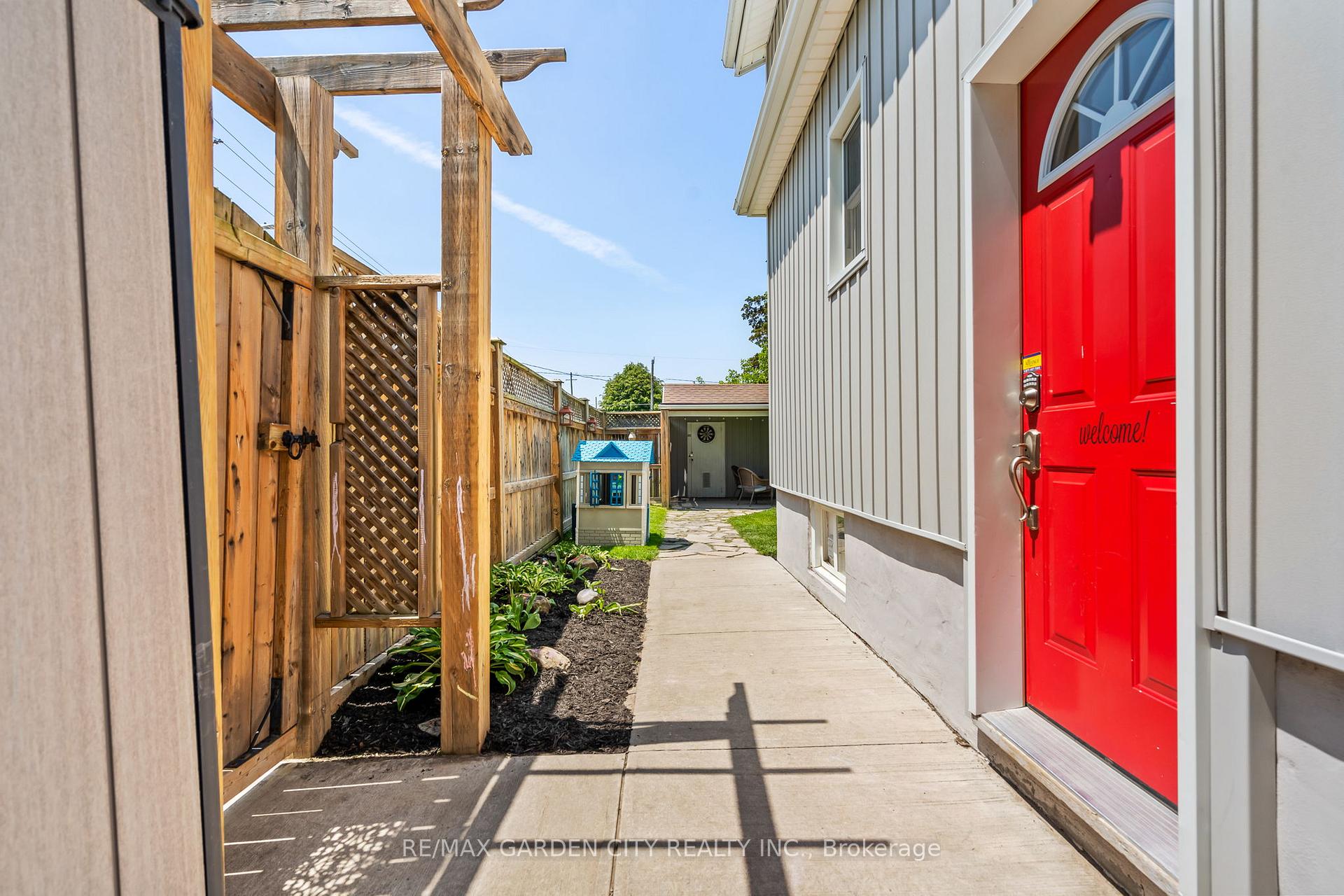 Photo 7 of 35 Marmora Street, St. Catharines, E. Chester — HOMEH
