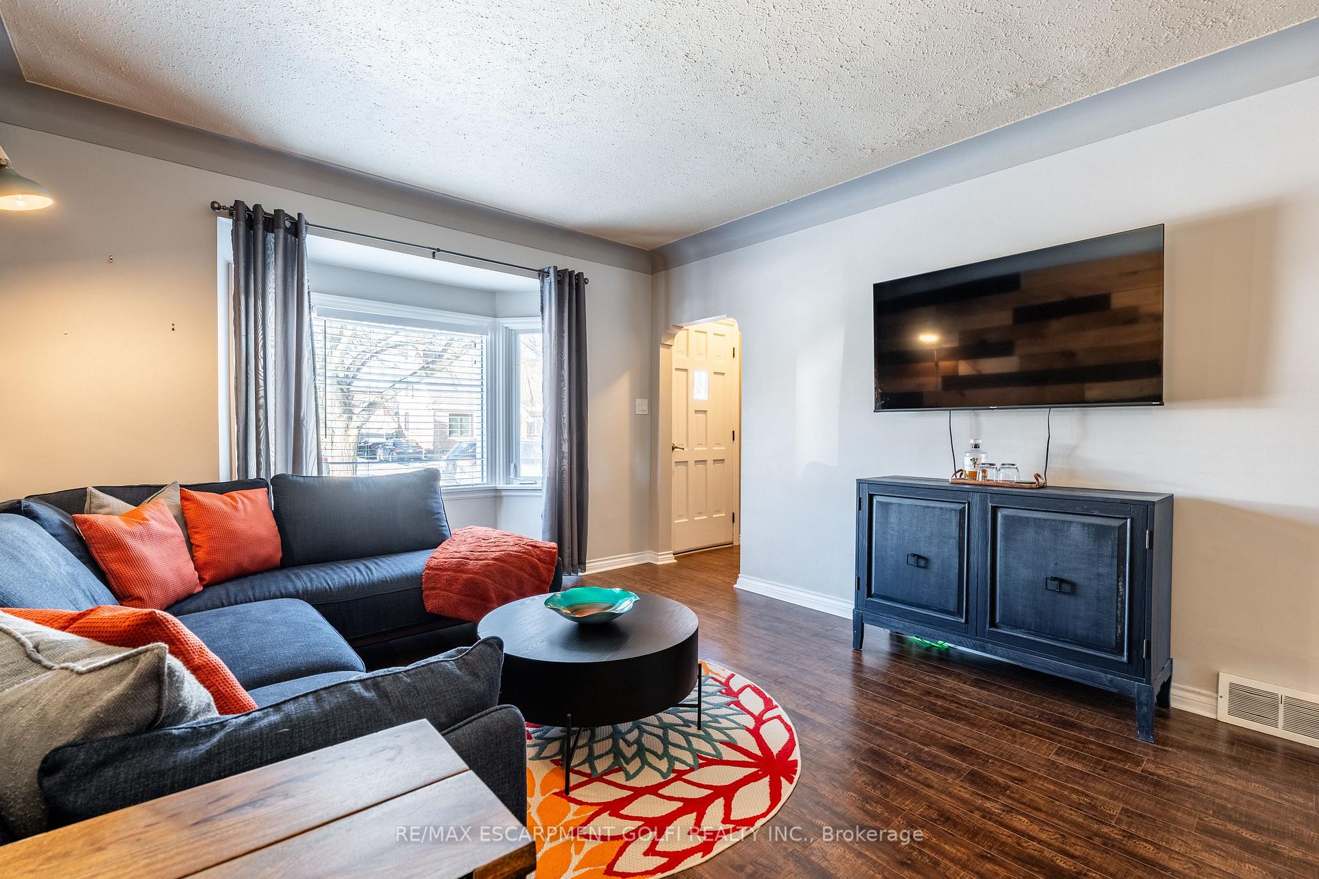 Photo 2 of 20 Cameron Road, St. Catharines, E. Chester — HOMEH