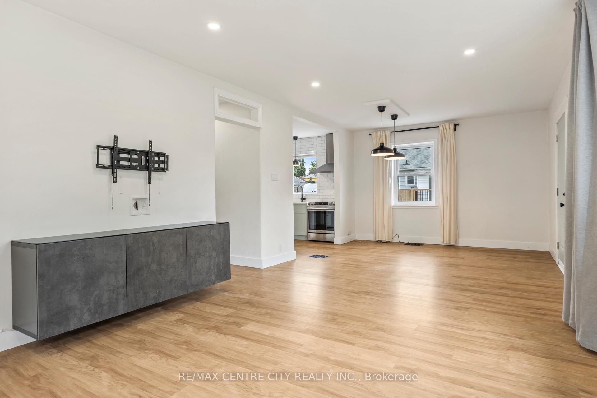 Photo 9 of 51 Park Avenue, St. Thomas — HOMEH
