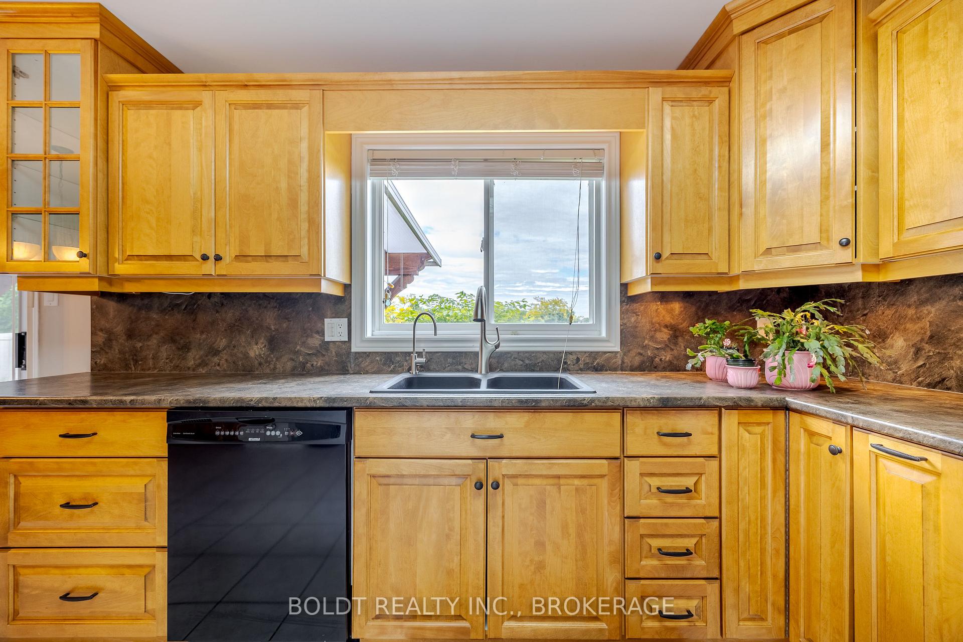 Photo 10 of 22 Westland Street, St. Catharines, Rykert/Vansickle — HOMEH