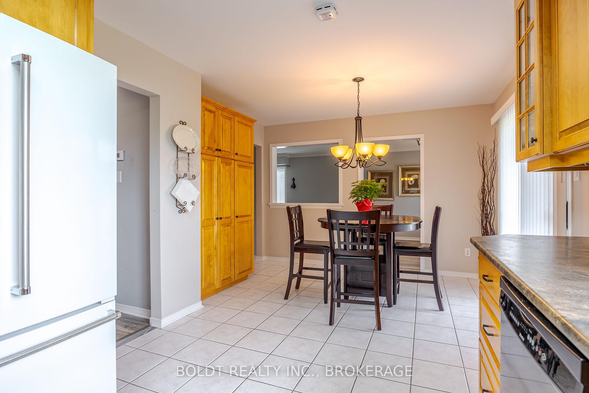 Photo 11 of 22 Westland Street, St. Catharines, Rykert/Vansickle — HOMEH