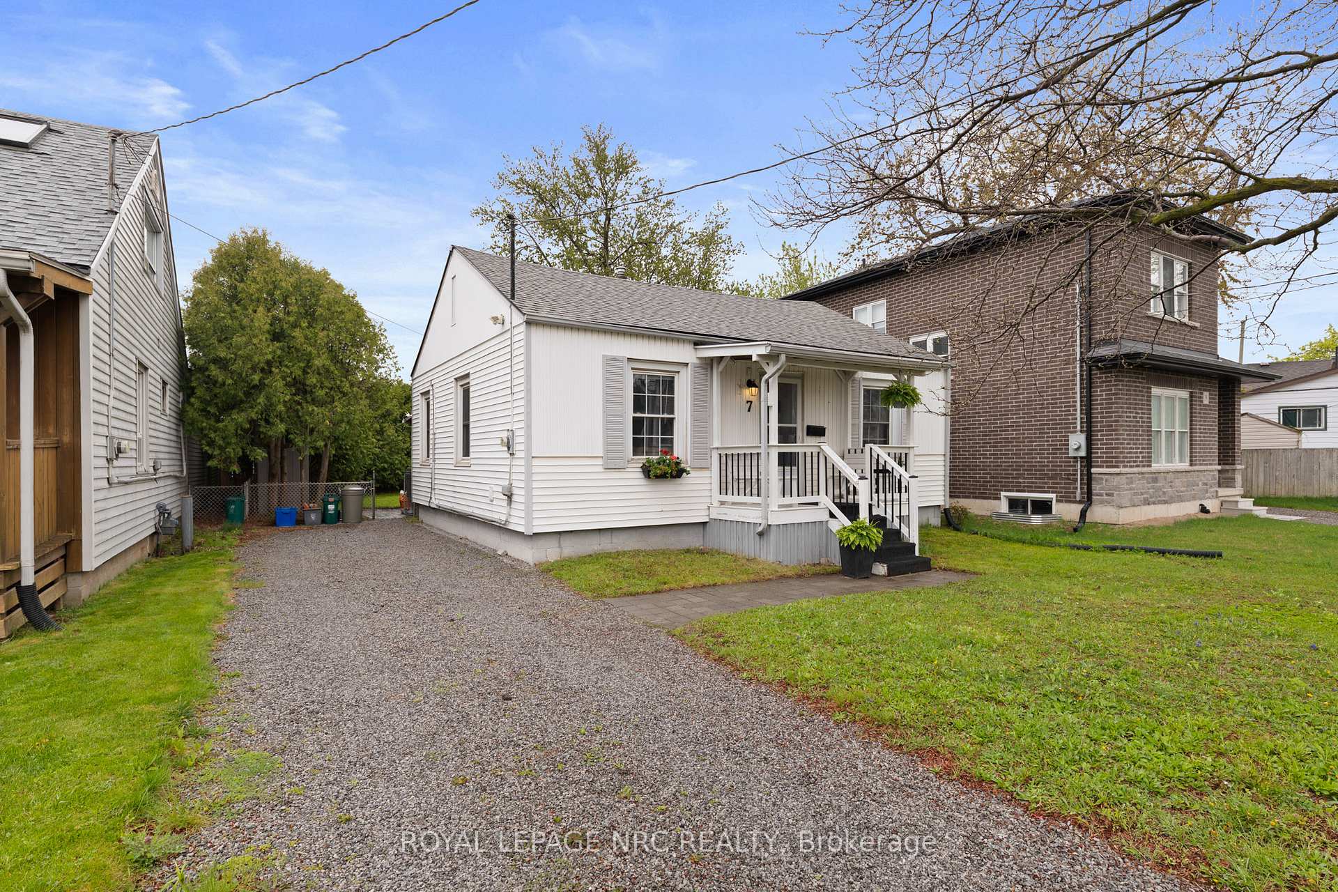 Photo 2 of 7 Lancaster Avenue, St. Catharines, E. Chester — HOMEH