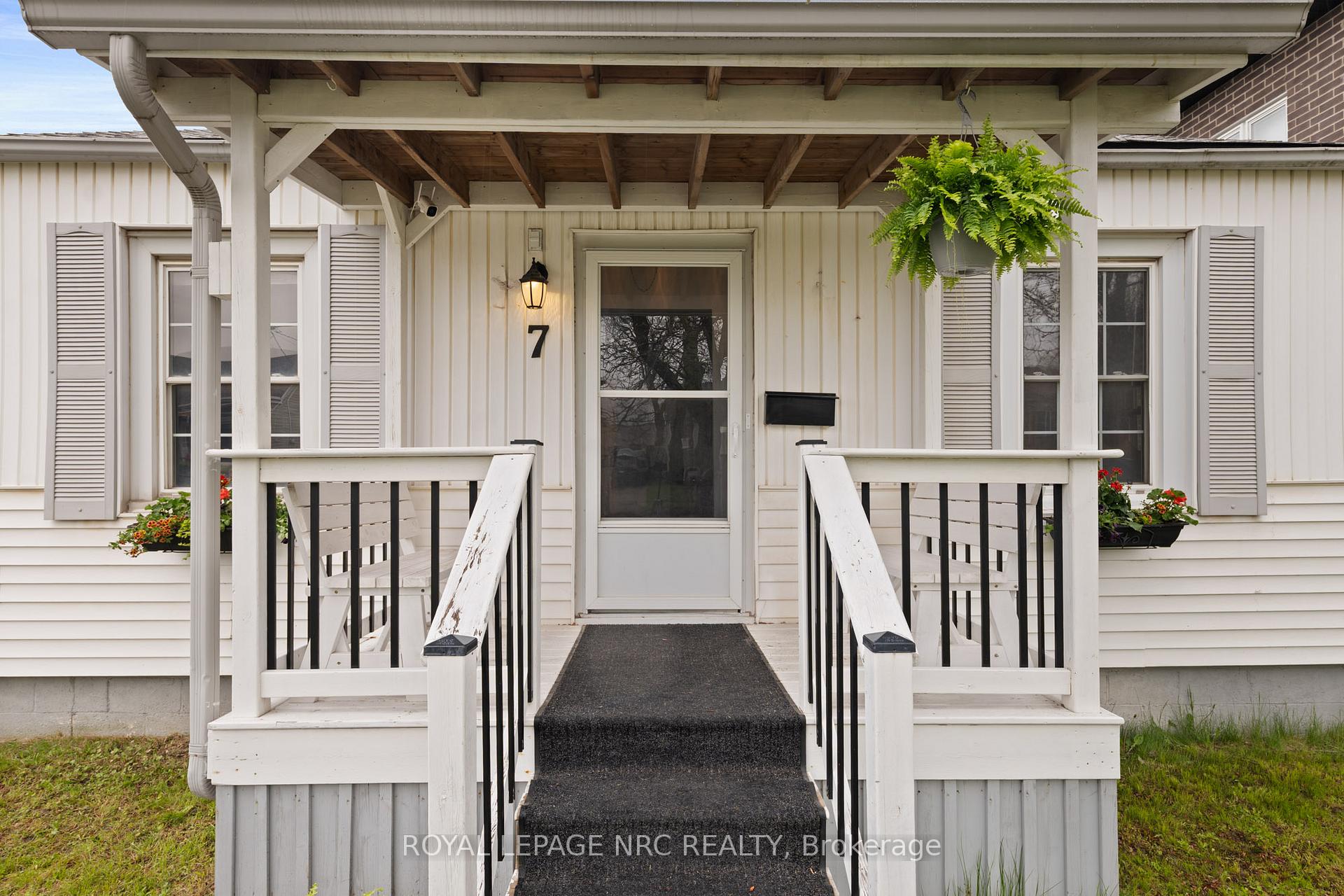 Photo 3 of 7 Lancaster Avenue, St. Catharines, E. Chester — HOMEH