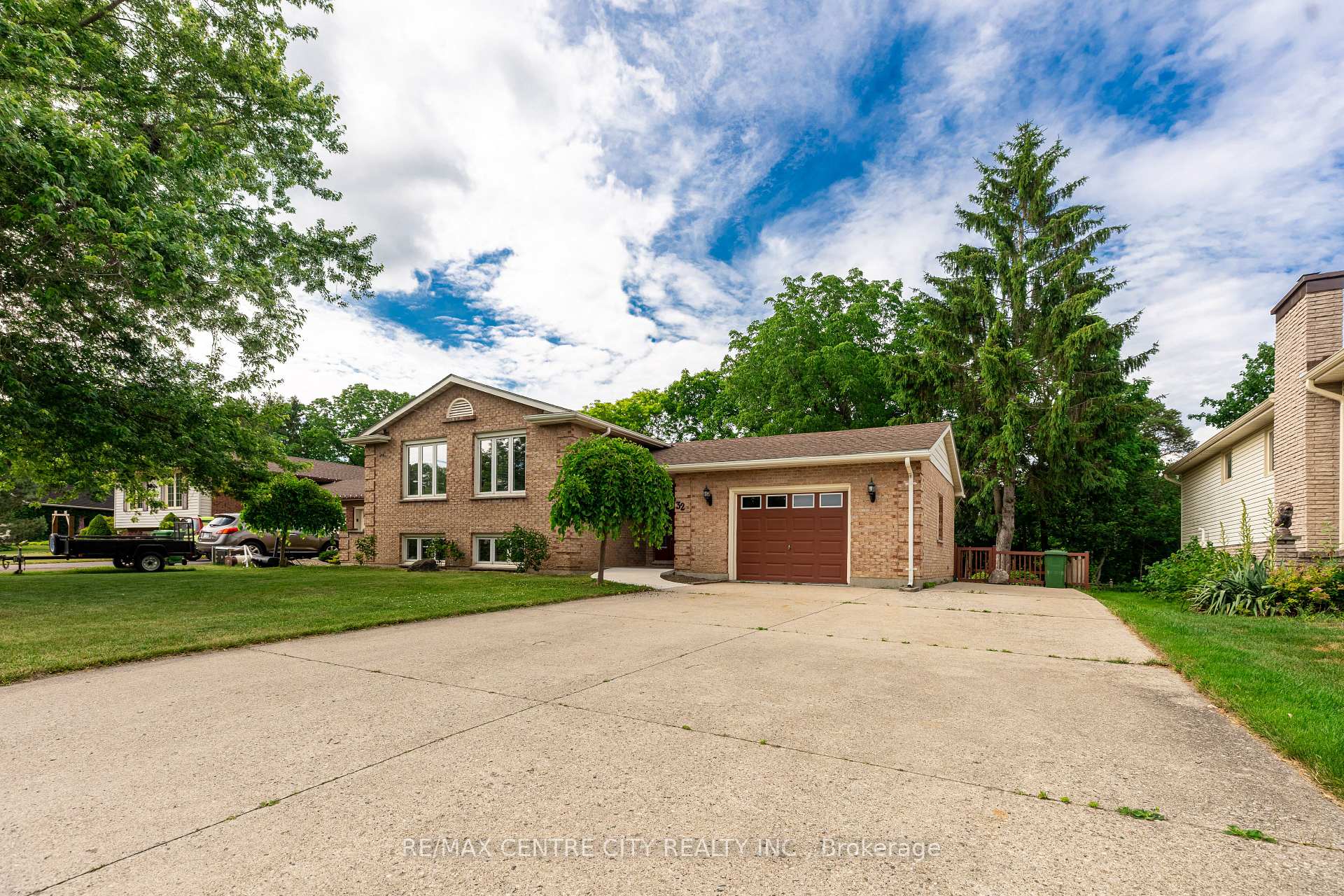 Photo 2 of 32 Lakeview Circle, St. Thomas — HOMEH
