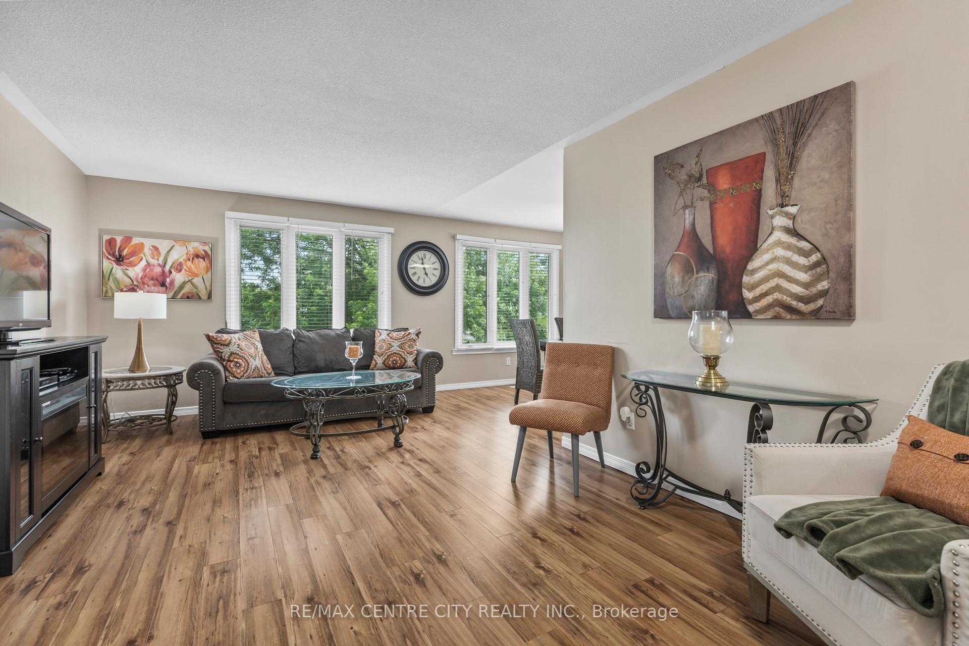 Photo 7 of 32 Lakeview Circle, St. Thomas — HOMEH
