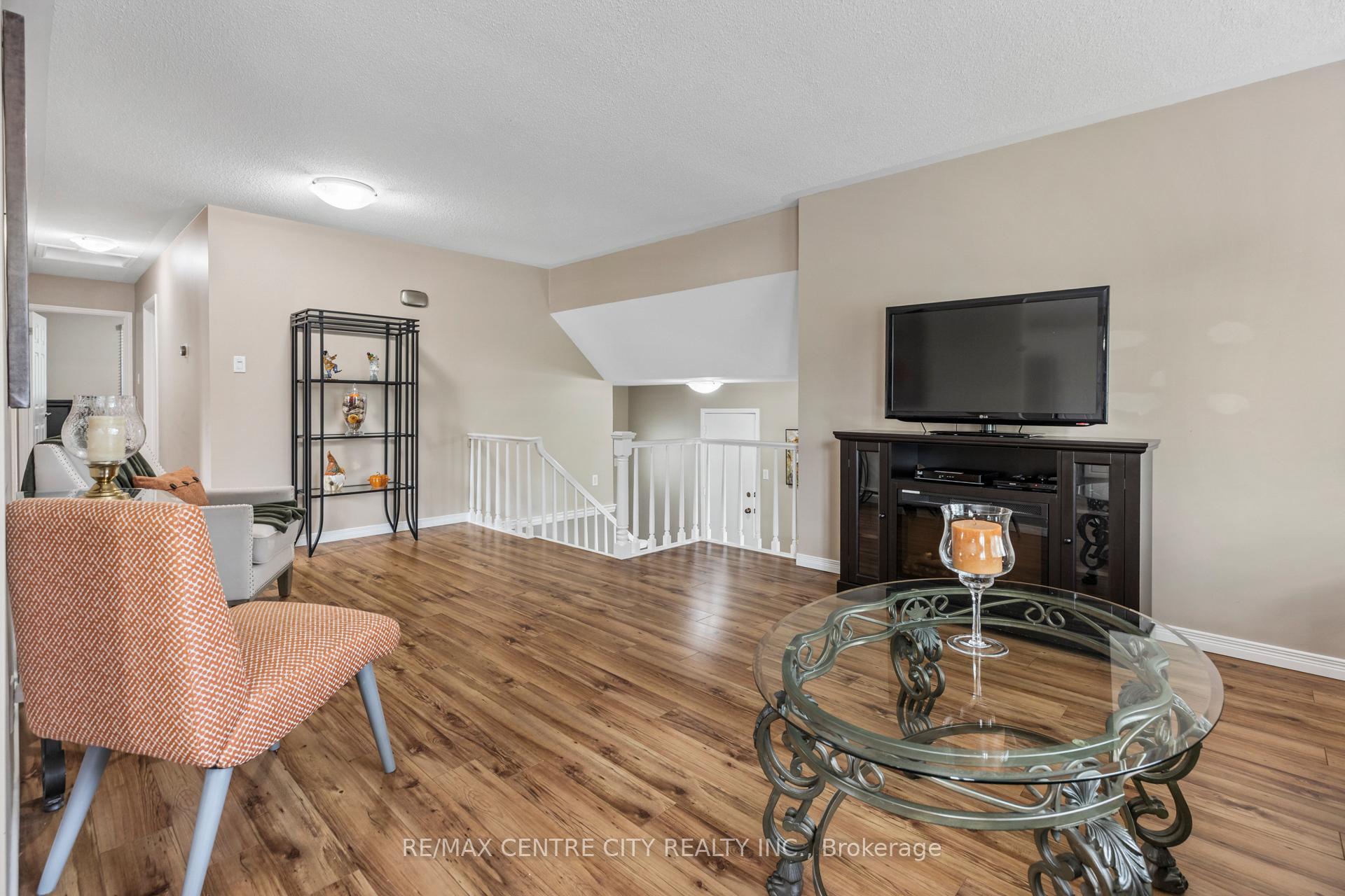 Photo 8 of 32 Lakeview Circle, St. Thomas — HOMEH