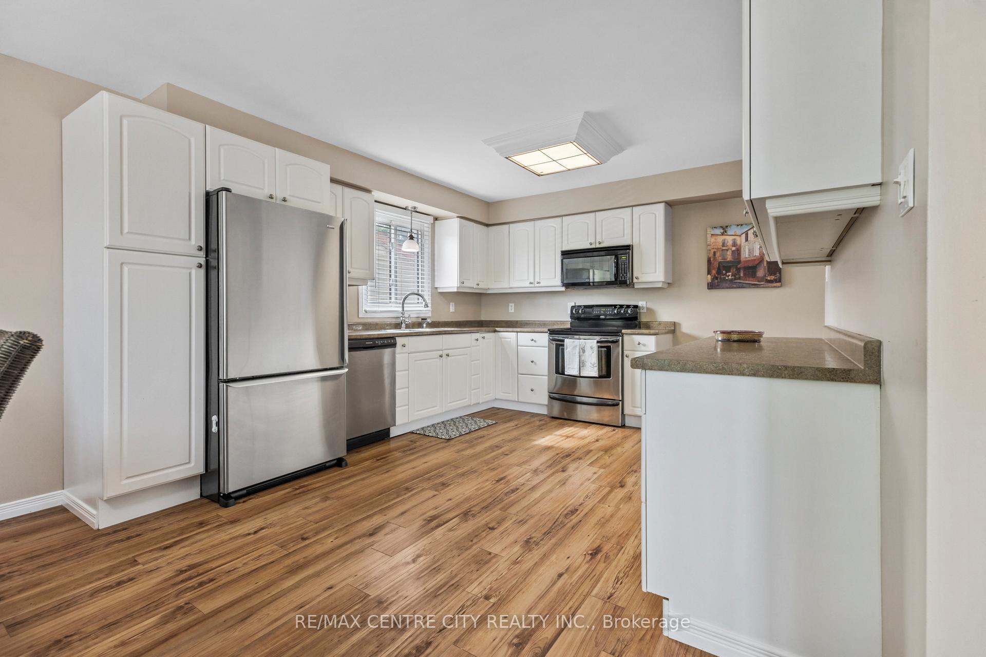 Photo 10 of 32 Lakeview Circle, St. Thomas — HOMEH