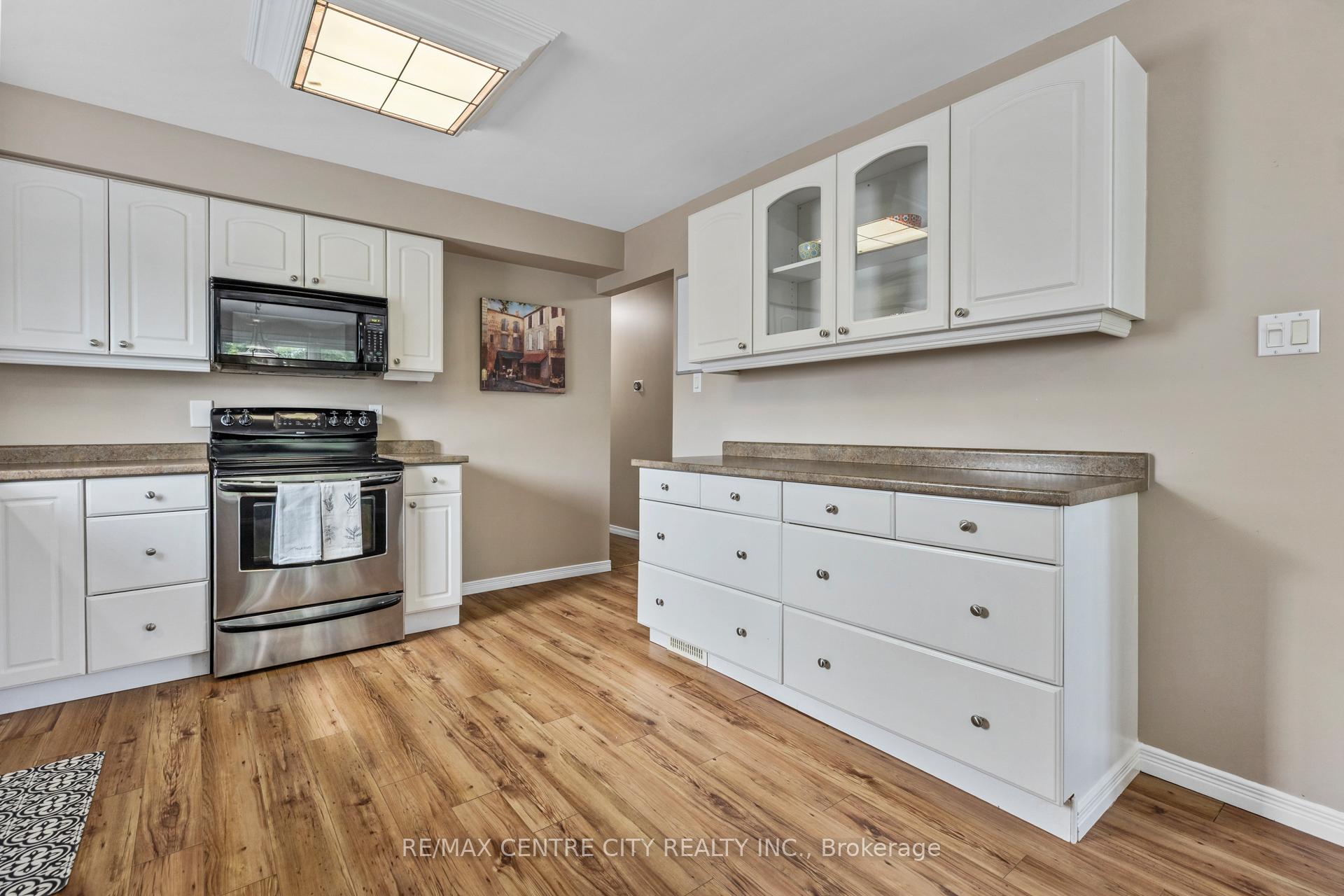 Photo 11 of 32 Lakeview Circle, St. Thomas — HOMEH