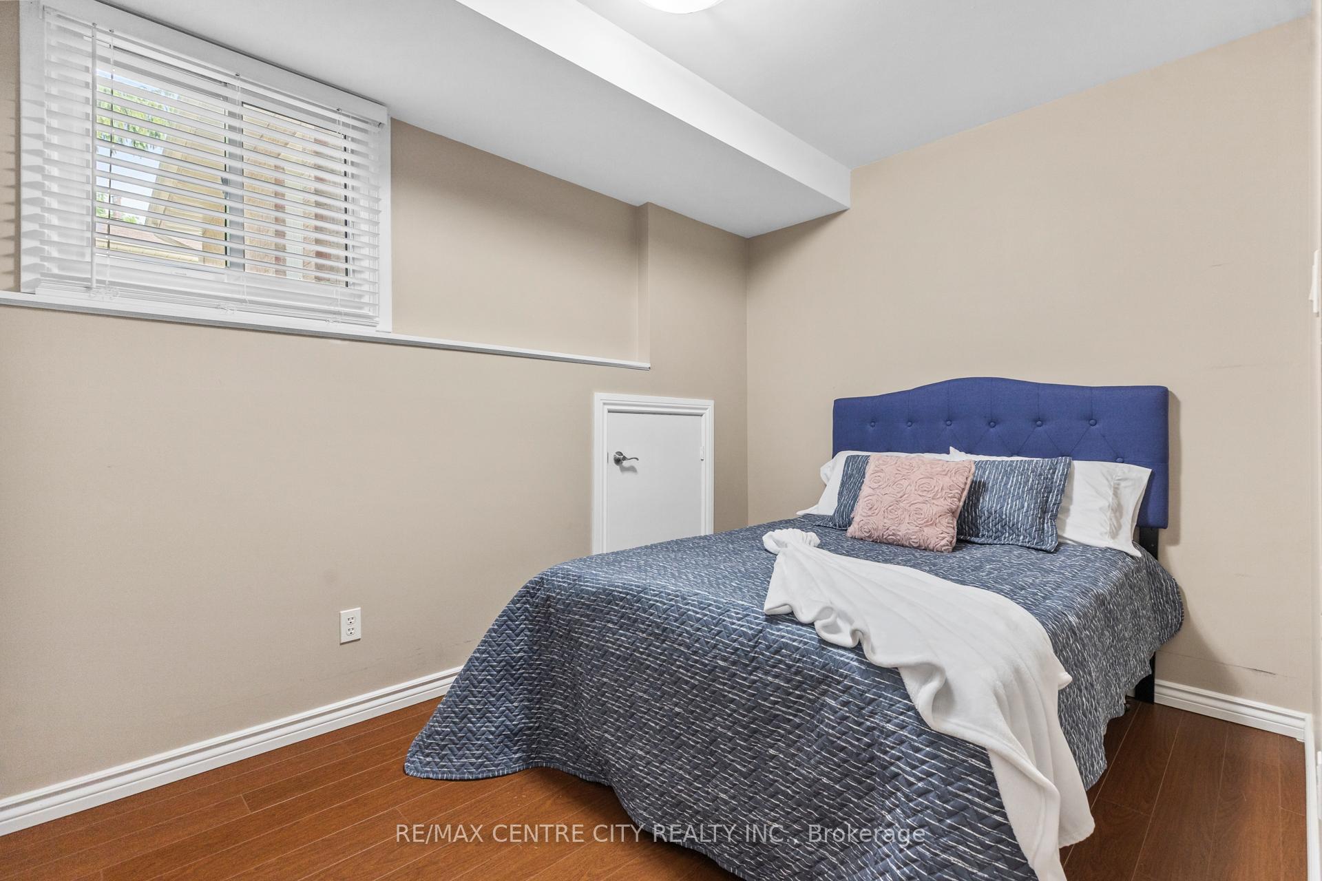 Photo 23 of 32 Lakeview Circle, St. Thomas — HOMEH