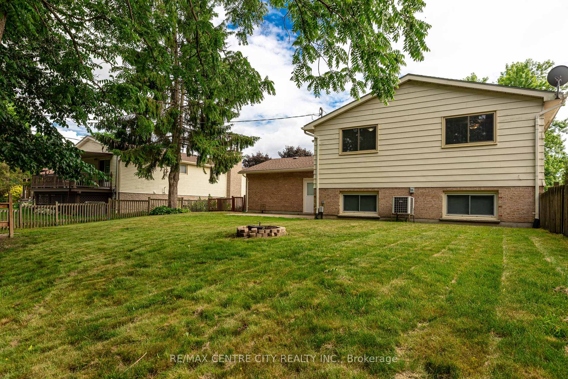 Photo 31 of 32 Lakeview Circle, St. Thomas — HOMEH