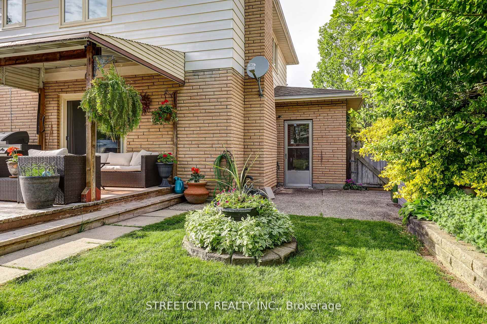 Photo 4 of 531 Elm Street, St. Thomas — HOMEH