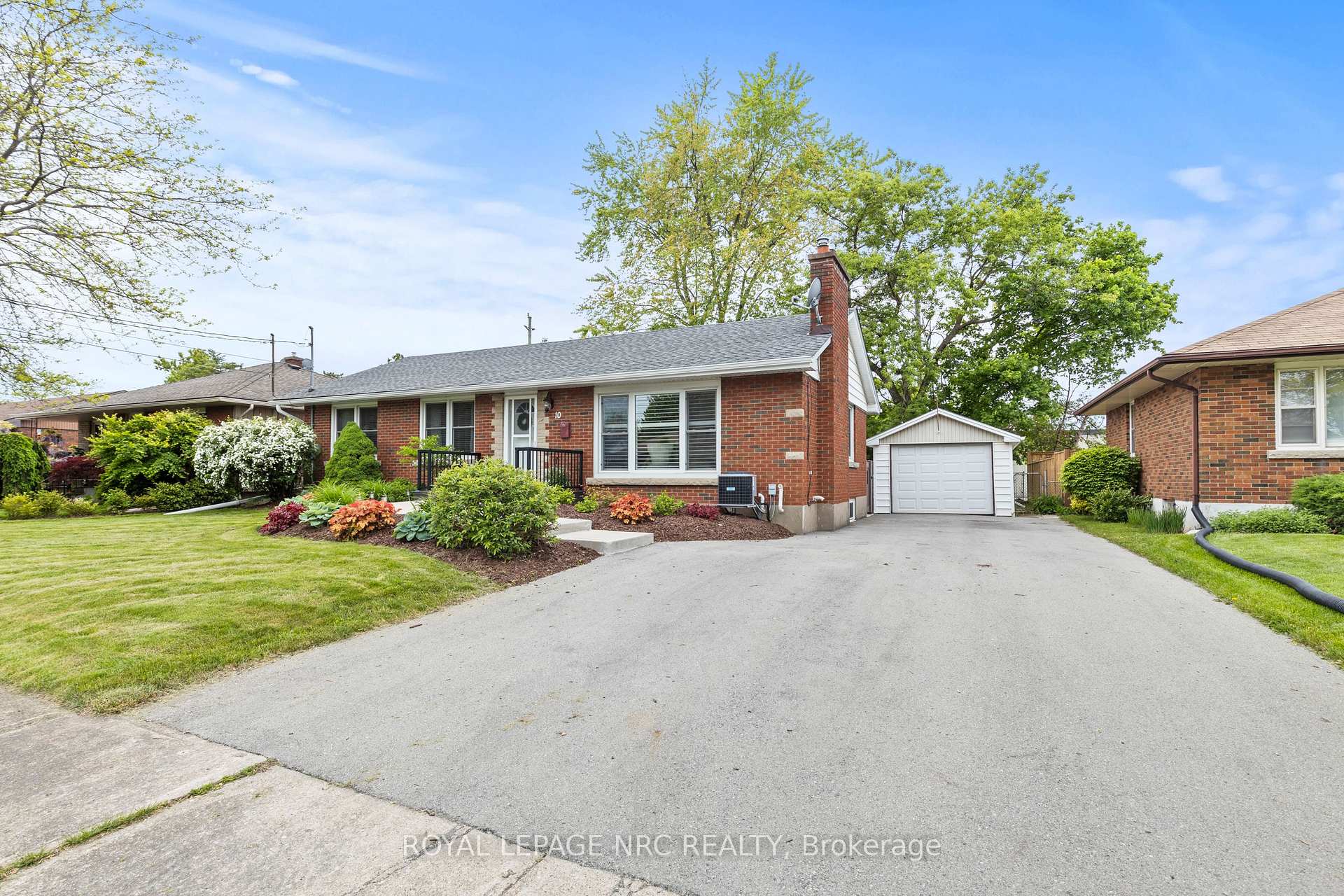 Photo 2 of 10 Whiteoak Drive, St. Catharines, Bunting/Linwell — HOMEH