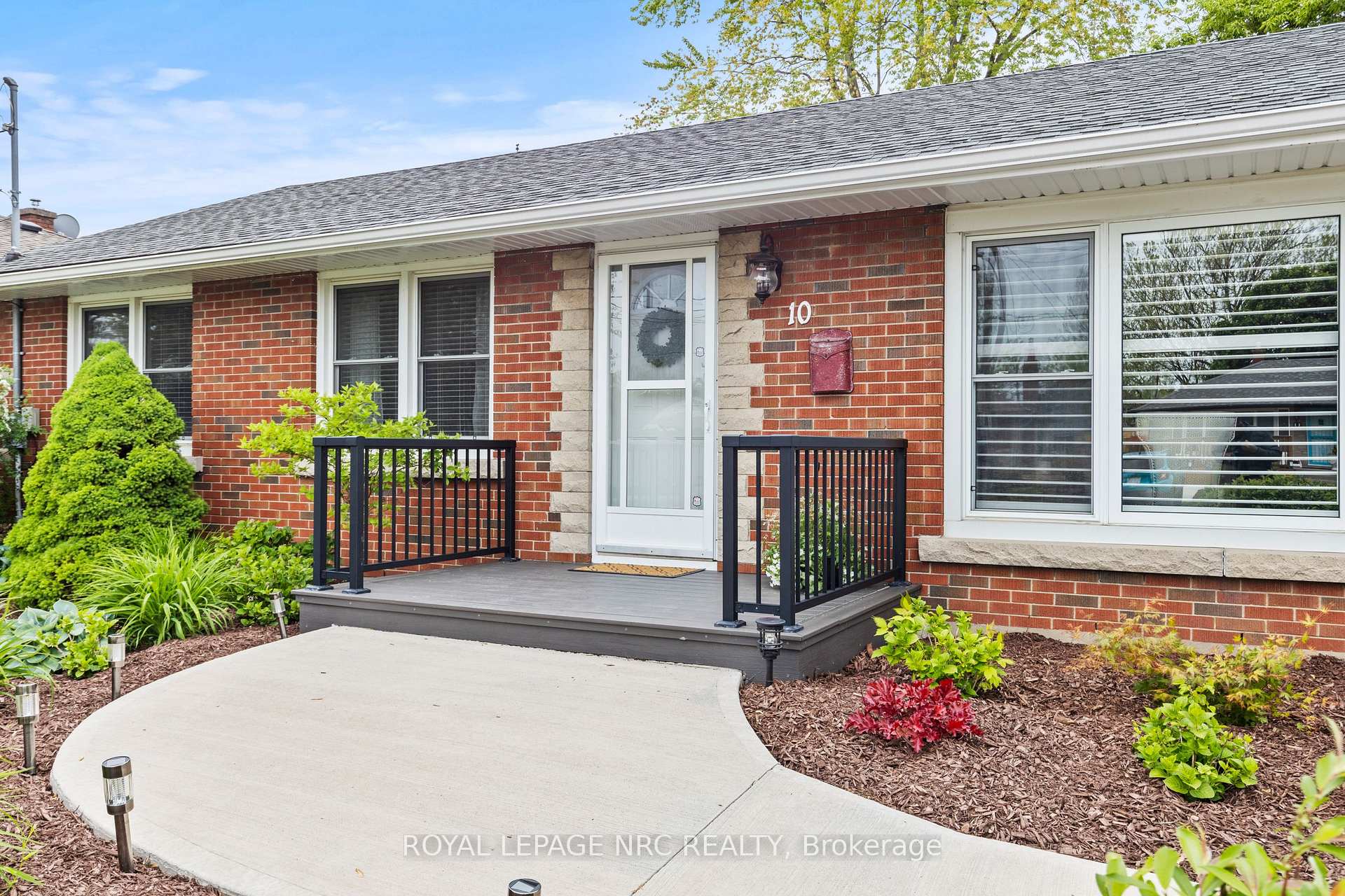 Photo 3 of 10 Whiteoak Drive, St. Catharines, Bunting/Linwell — HOMEH
