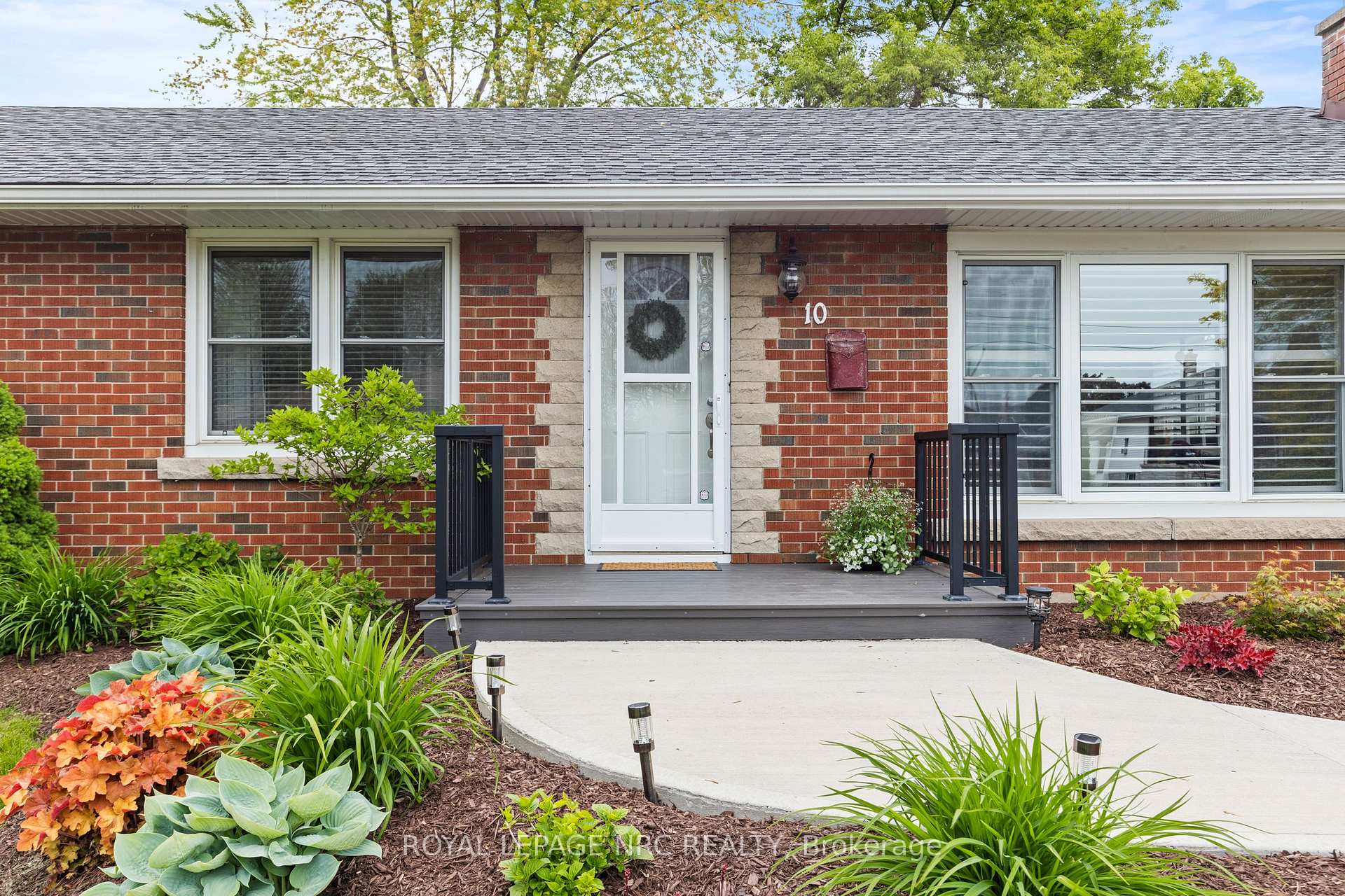 Photo 4 of 10 Whiteoak Drive, St. Catharines, Bunting/Linwell — HOMEH