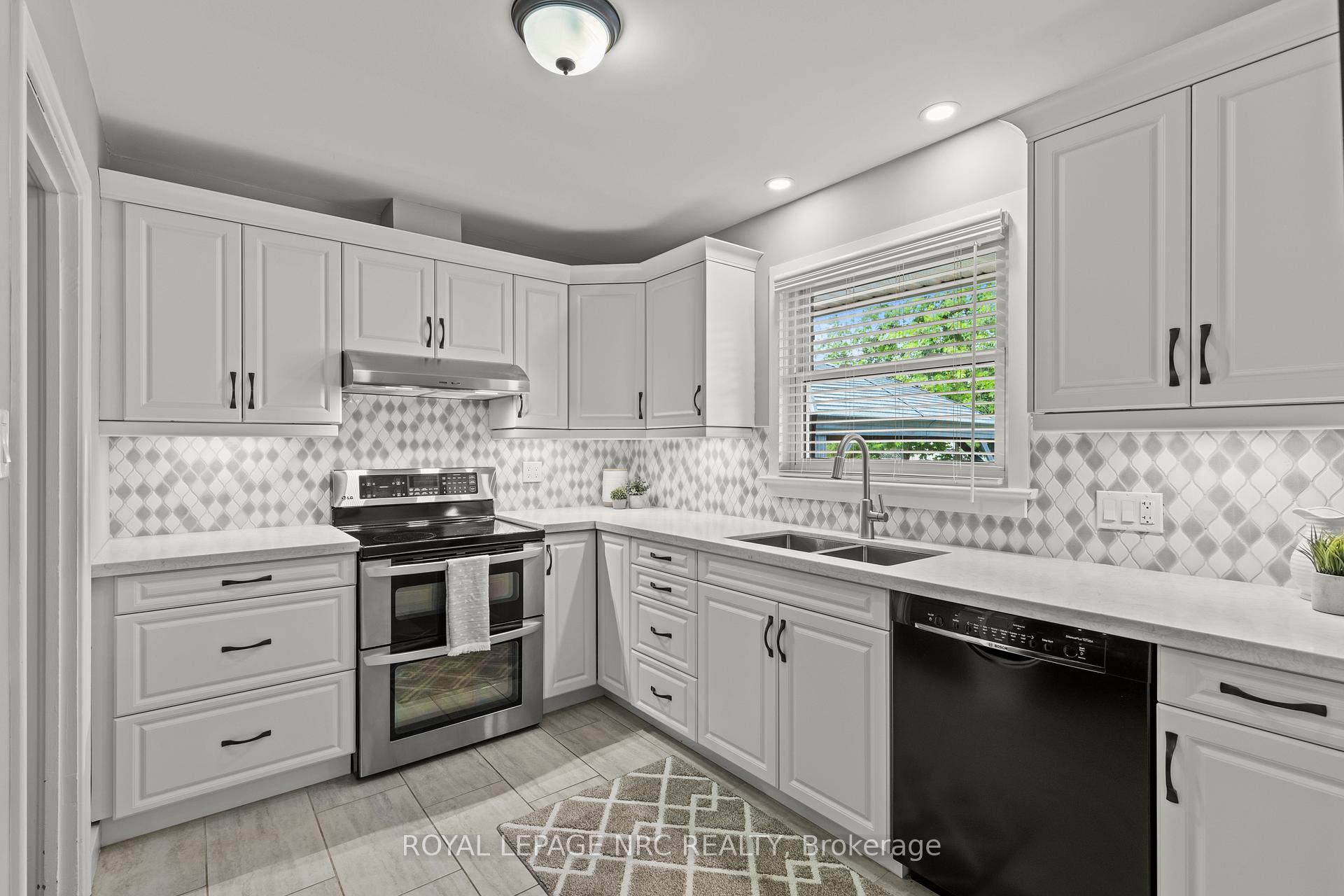 Photo 12 of 10 Whiteoak Drive, St. Catharines, Bunting/Linwell — HOMEH