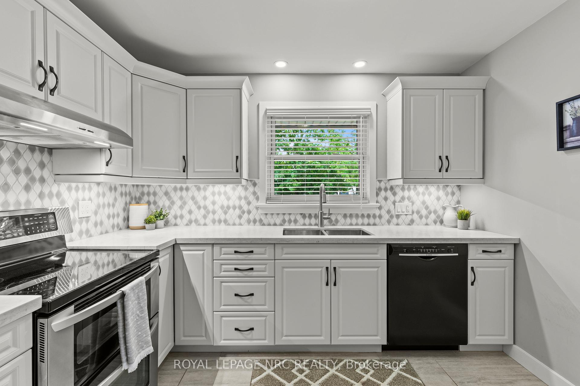 Photo 13 of 10 Whiteoak Drive, St. Catharines, Bunting/Linwell — HOMEH