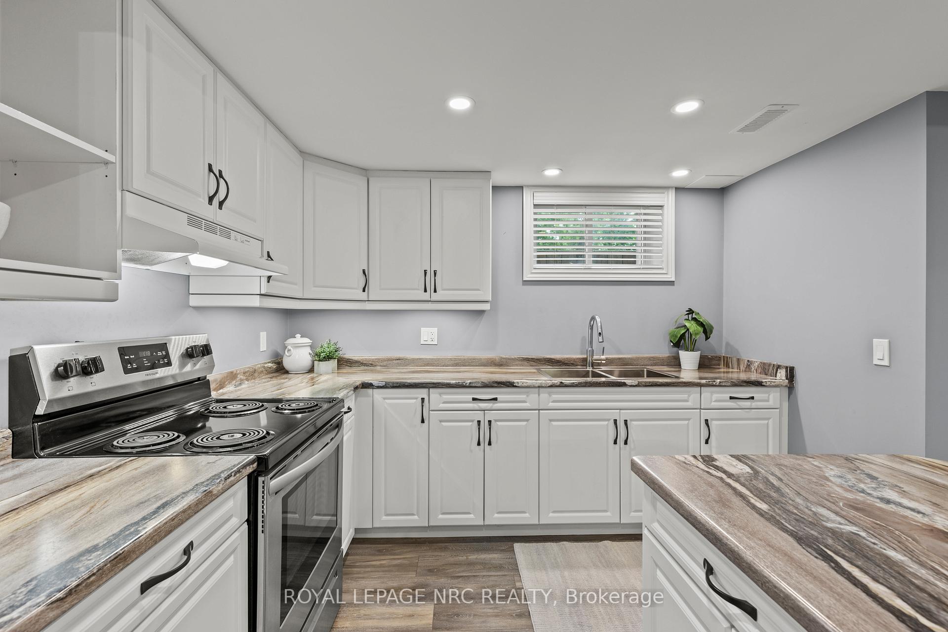 Photo 23 of 10 Whiteoak Drive, St. Catharines, Bunting/Linwell — HOMEH