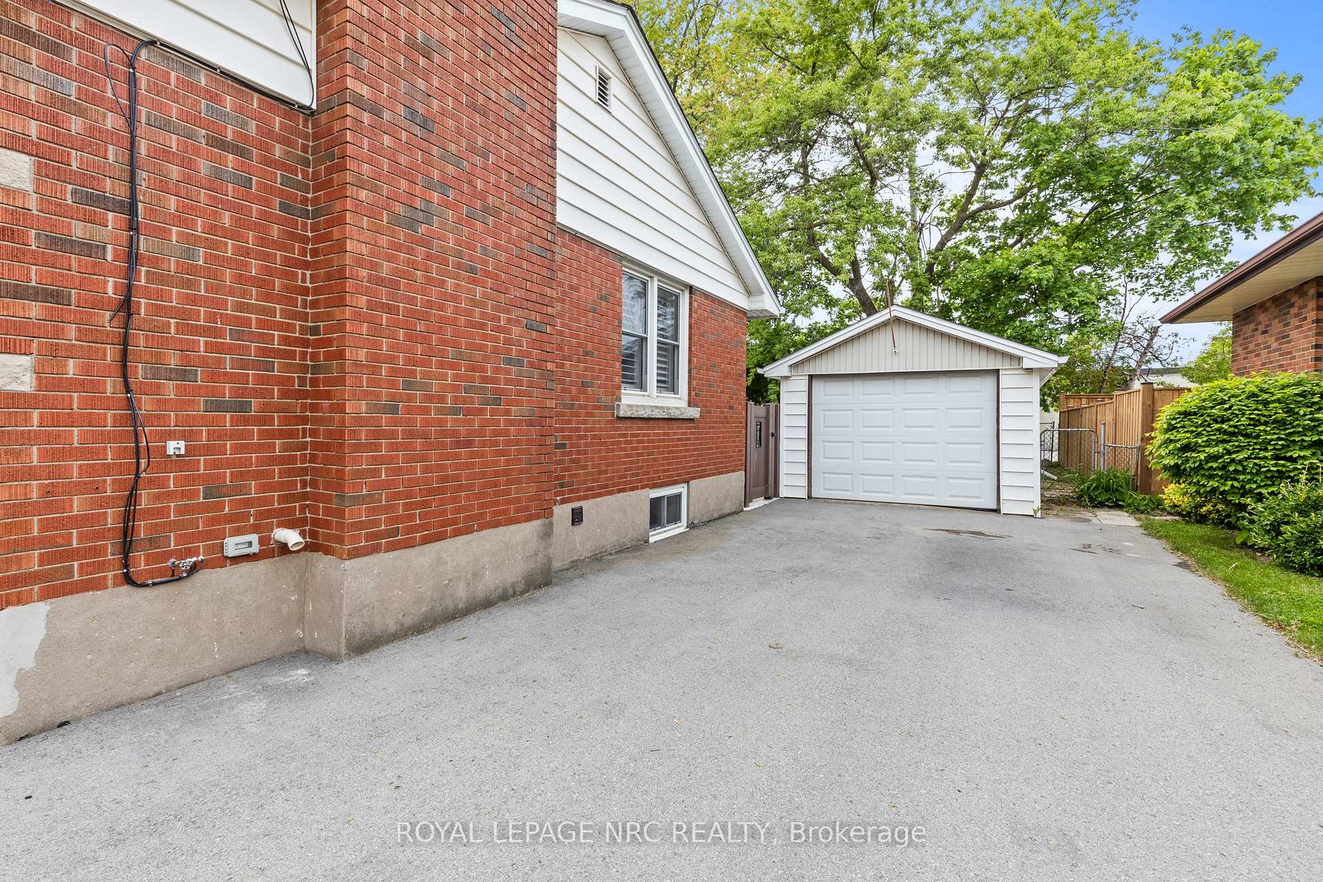 Photo 32 of 10 Whiteoak Drive, St. Catharines, Bunting/Linwell — HOMEH
