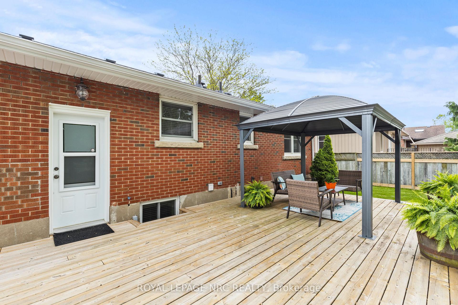 Photo 33 of 10 Whiteoak Drive, St. Catharines, Bunting/Linwell — HOMEH