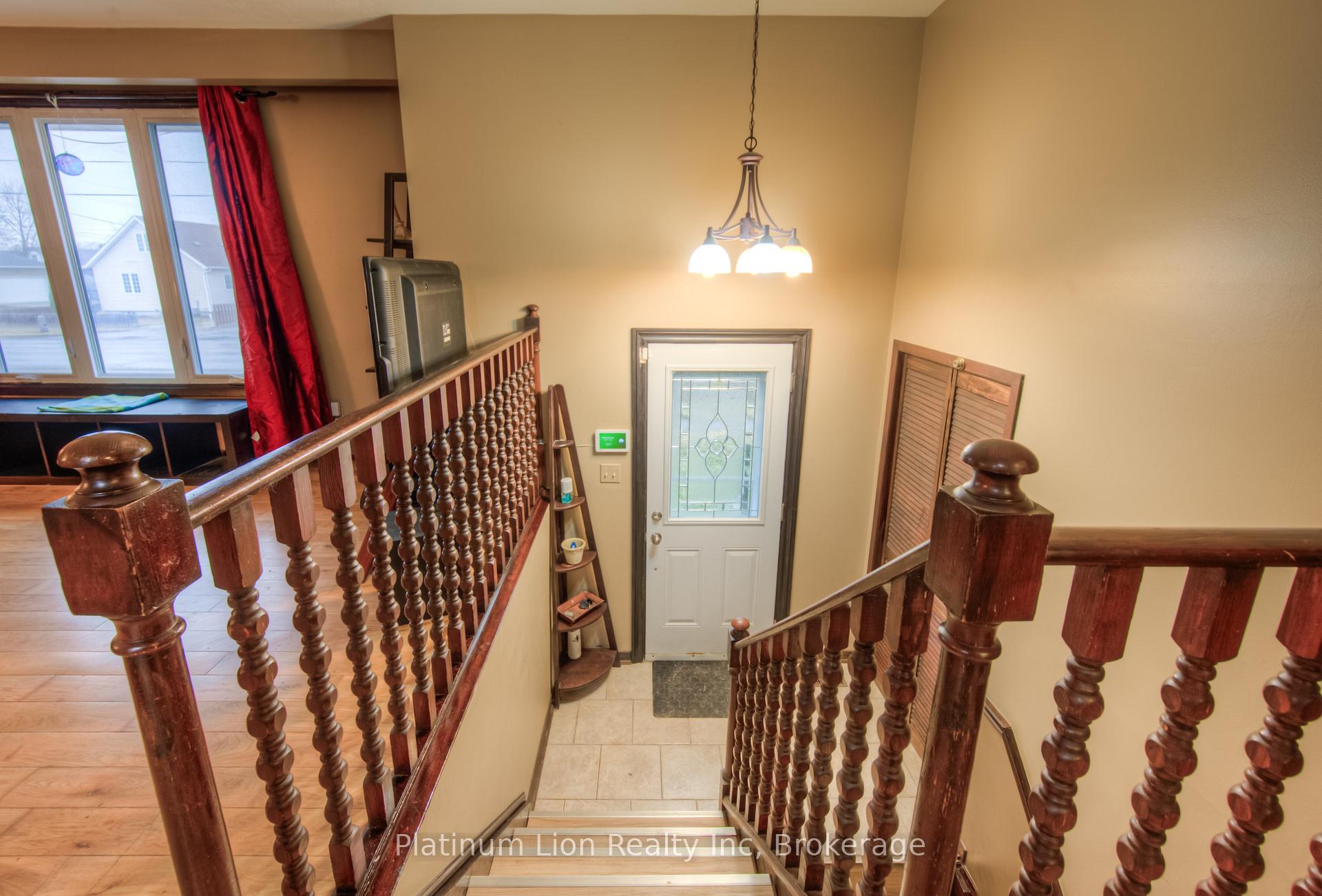 Photo 6 of 22 Battersea Avenue, St. Catharines, Secord Woods — HOMEH